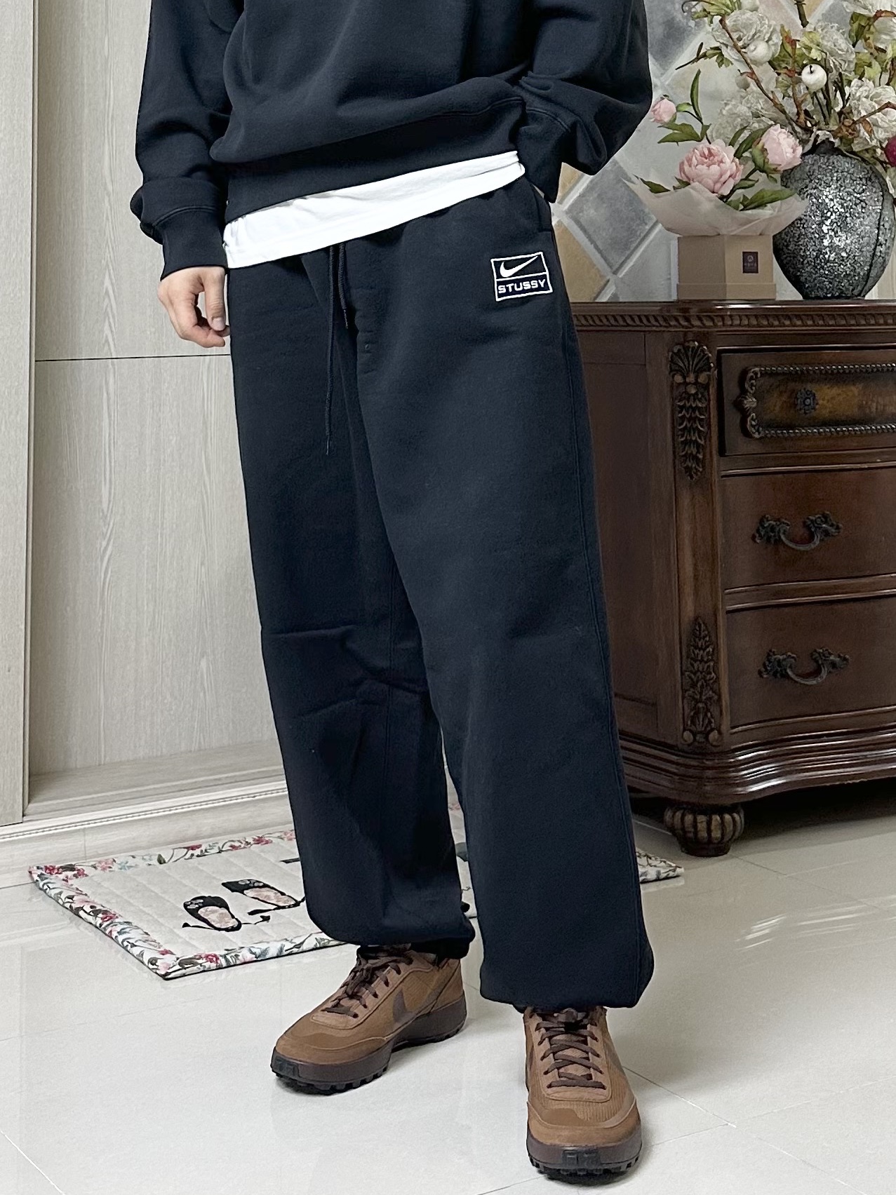 Nike x Stussy NRG Washed Fleece Pants Black (DO5296-010), Nike x Tom Sachs General Purpose Shoe Brown 착용 스타일 - 1