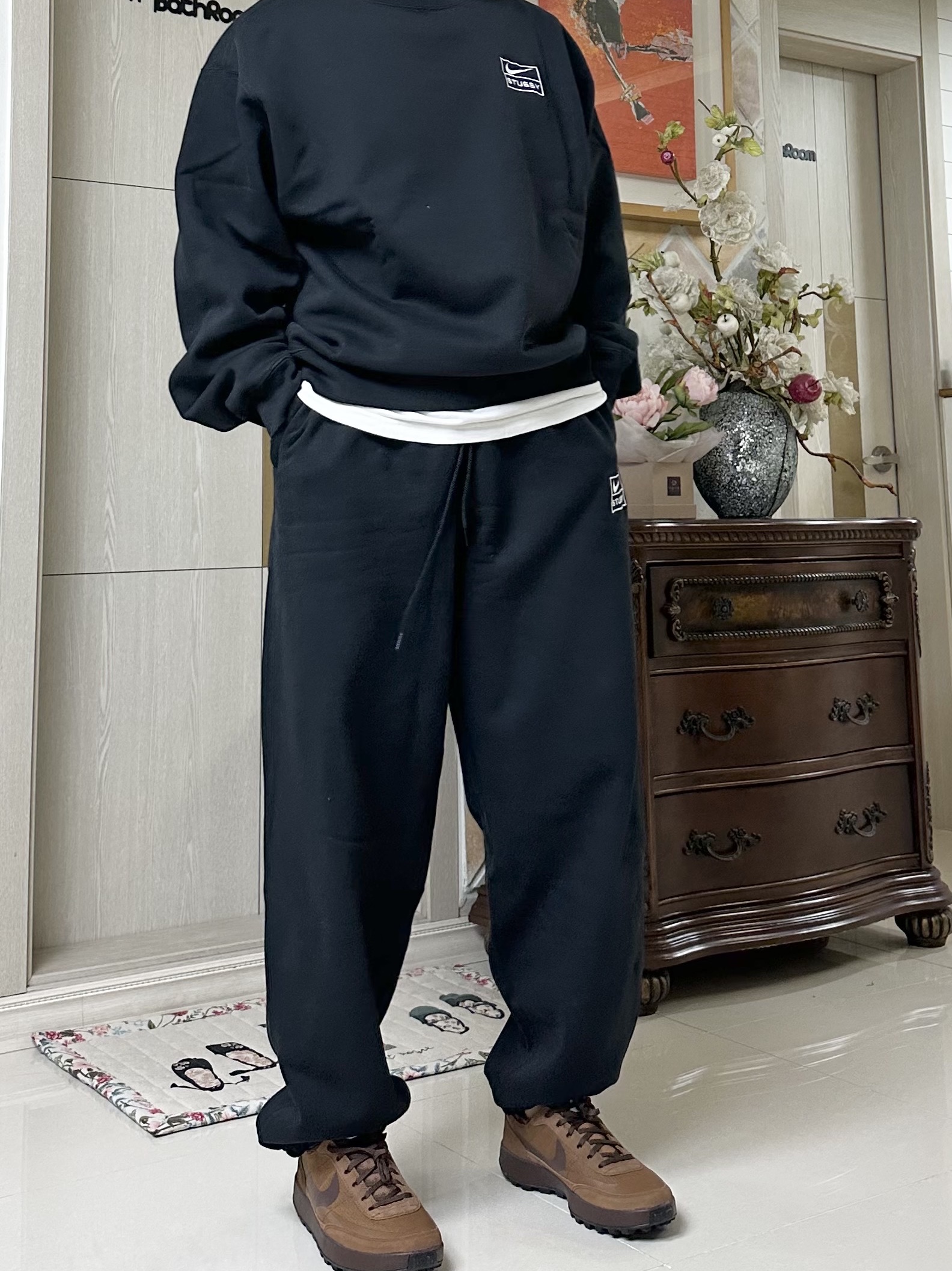 Nike x Stussy NRG Washed Fleece Pants Black (DO5296-010), Nike x Tom Sachs General Purpose Shoe Brown 착용 스타일 - 3