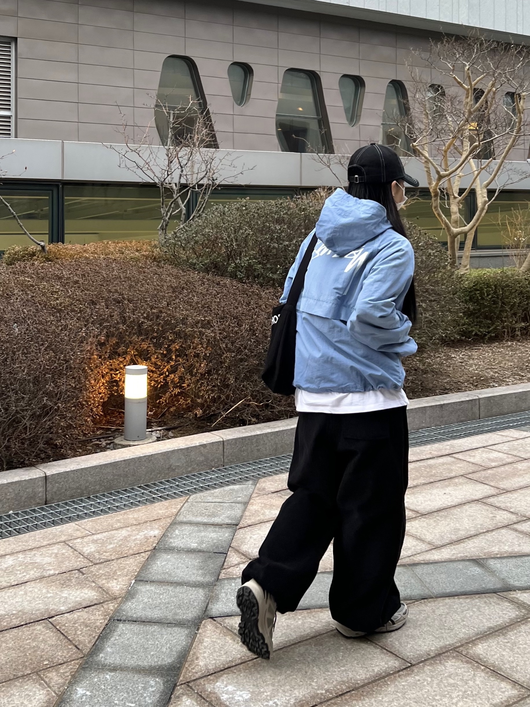 Asics Gel-Venture 6 Feather Grey Black, Stussy Wave Dye Beach Shell Jacket Laguna Blue 착용 스타일 - 3