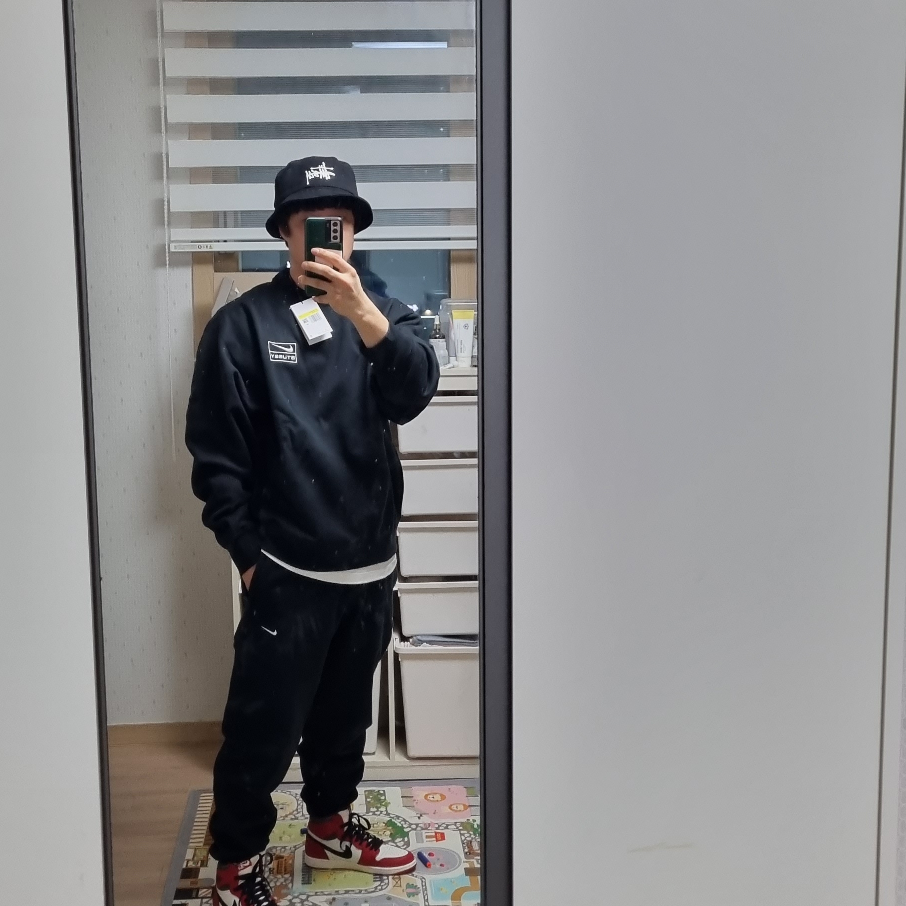 Nike x Stussy NRG Washed Fleece Crewneck Black (DO5310-010), Jordan 1 Retro High OG Chicago 2022 착용 스타일