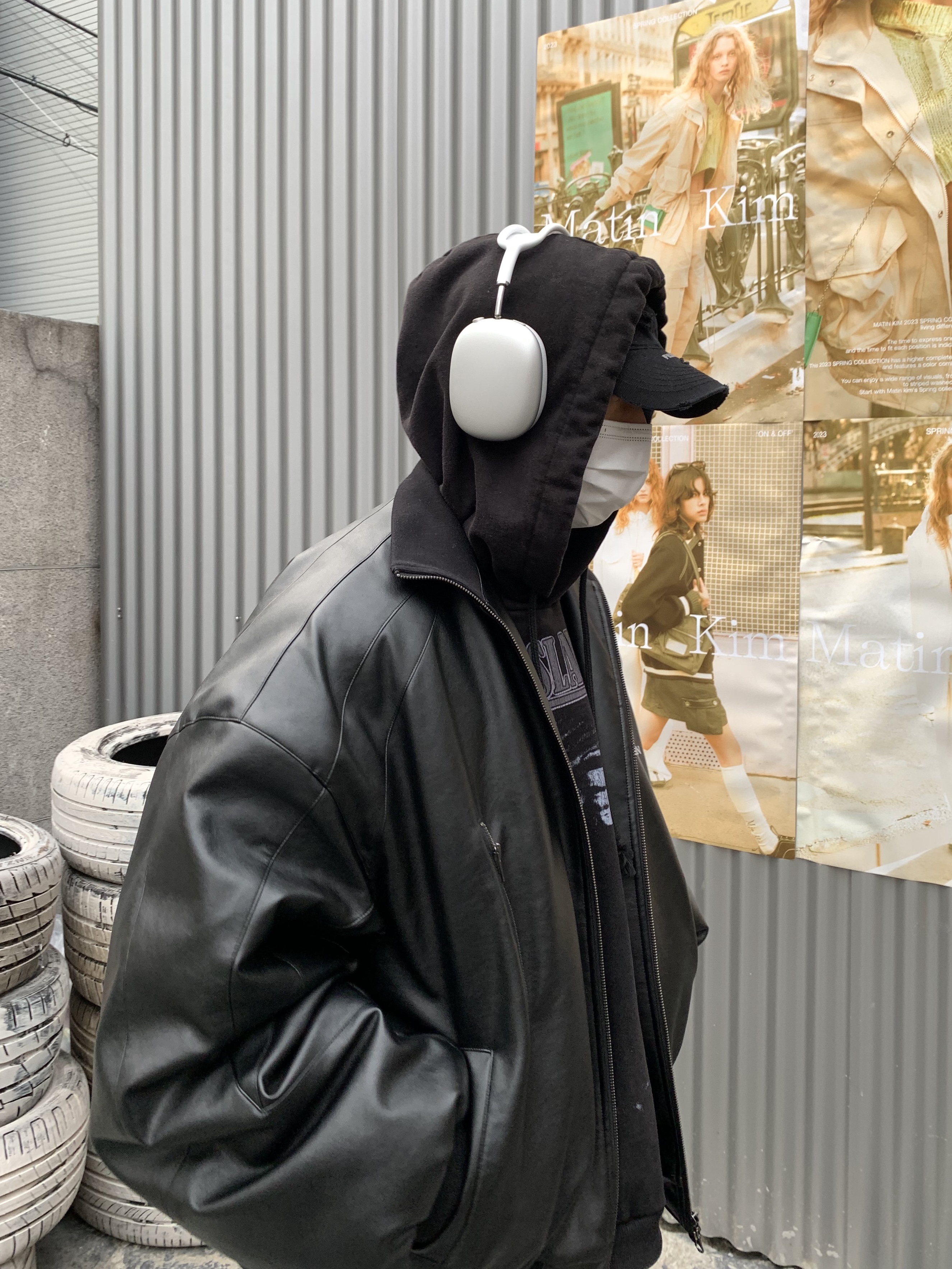 Apple AirPods Max Lightning Silver (Korean Ver.), Balenciaga x Crocs Hardcrocs Slide Black 착용 스타일 - 2