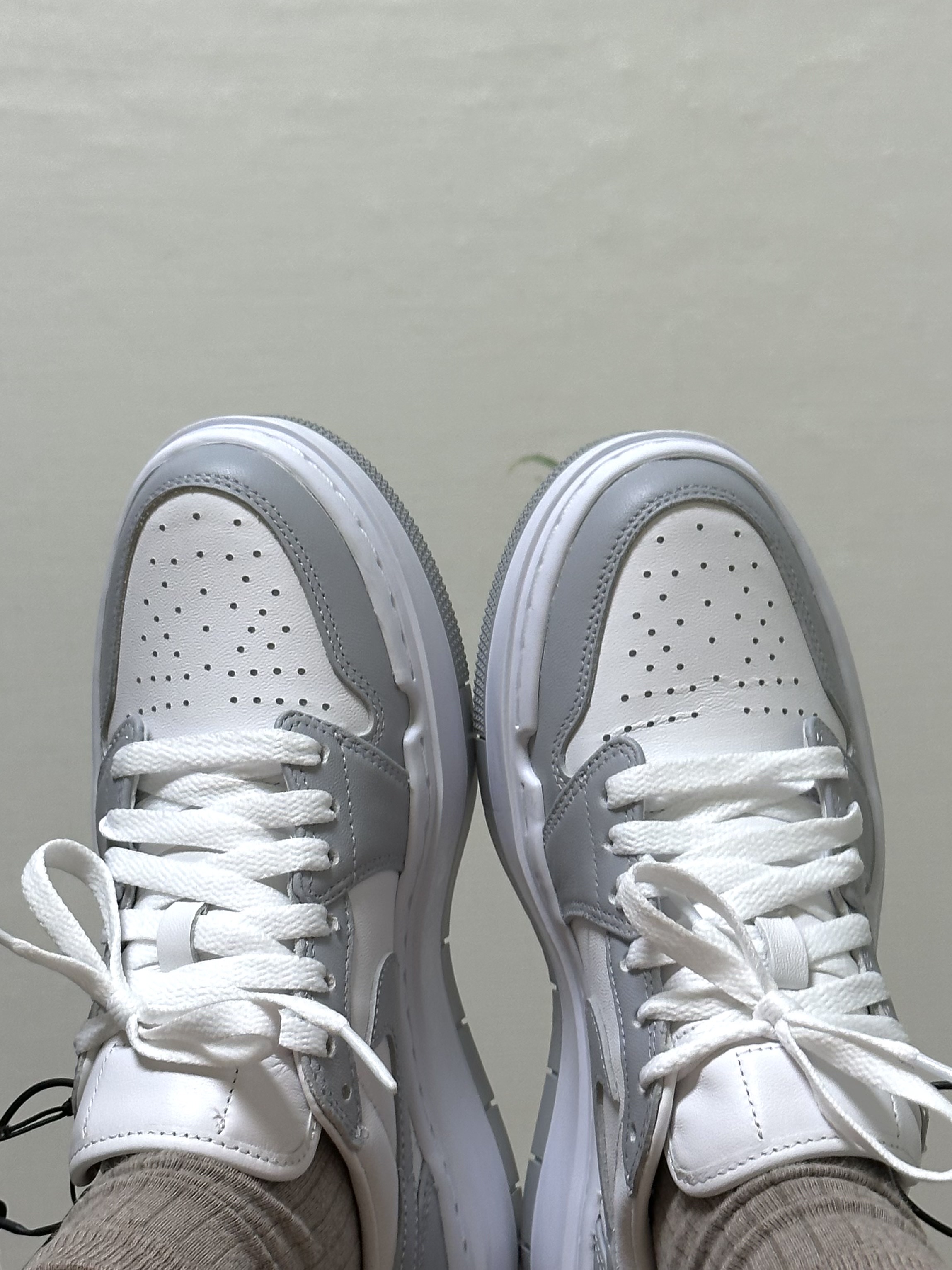 (W) Jordan 1 Elevate Low White and Wolf Grey 착용 스타일 - 2