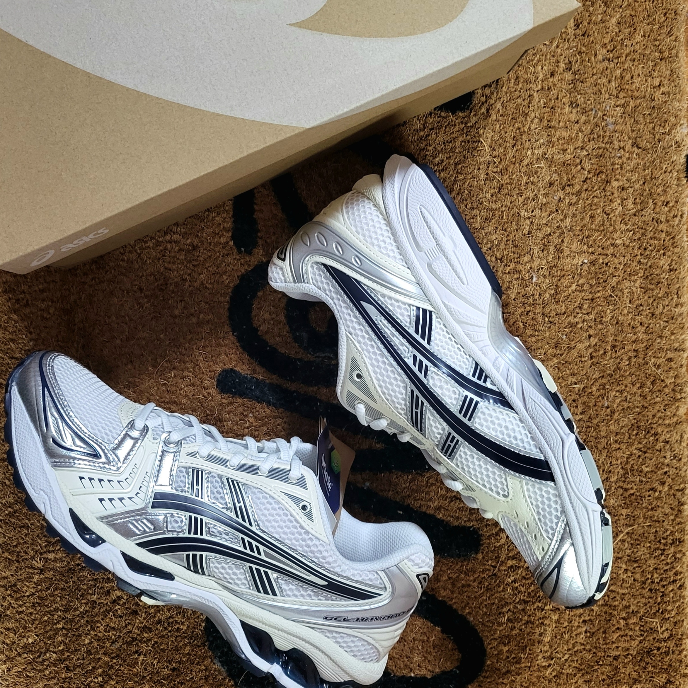 (W) Asics Gel-Kayano 14 White Midnight 착용 스타일