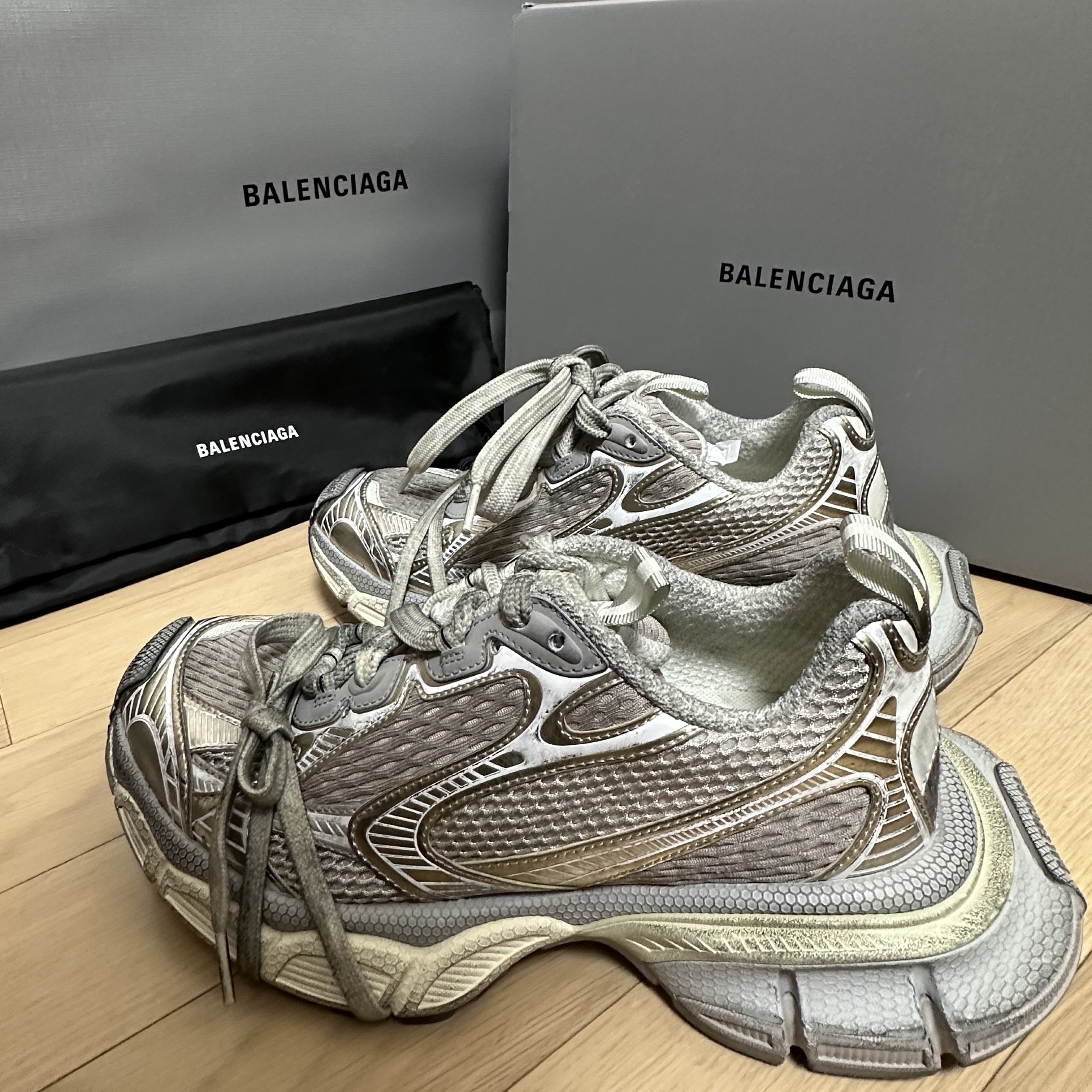 Balenciaga 3XL Sneakers Light Beige 착용 스타일