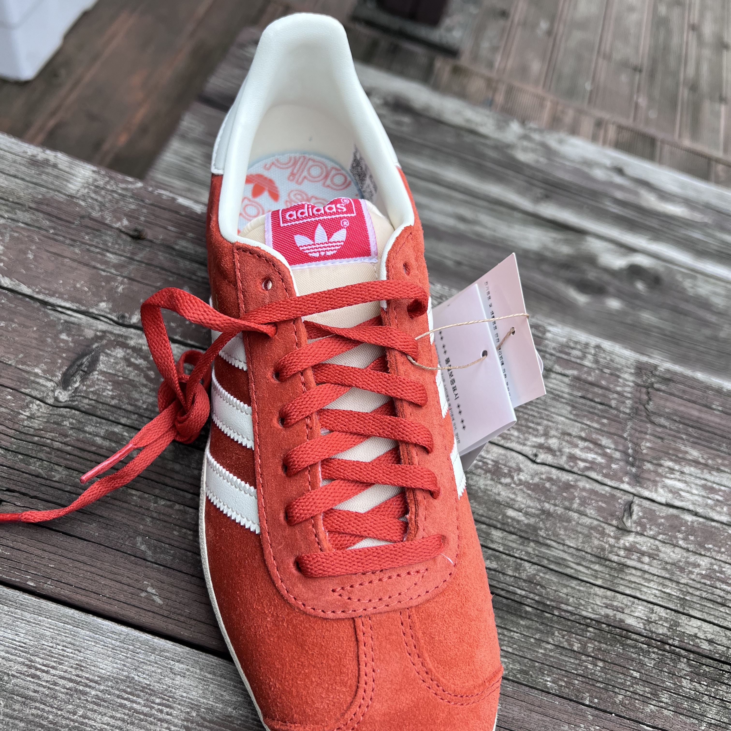 Adidas Gazelle Preloved Red Off White 착용 스타일 - 3
