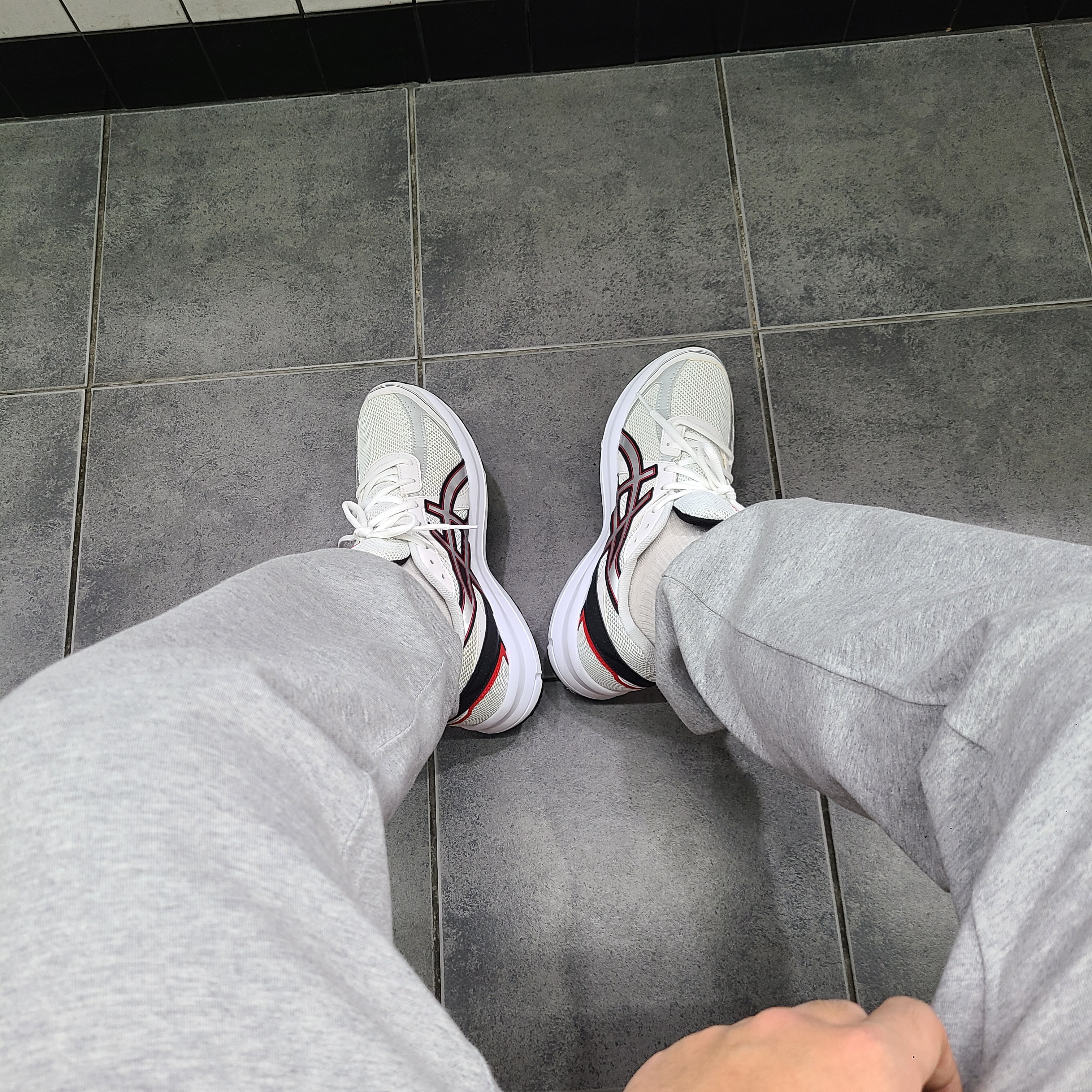 Asics Jog 100 S White Pure Silver - 2E Wide 착용 스타일
