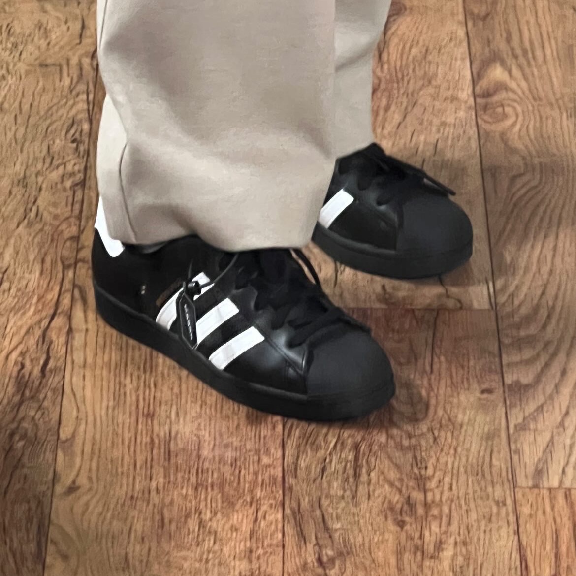 Adidas Superstar Core Black White 착용 스타일 - 2