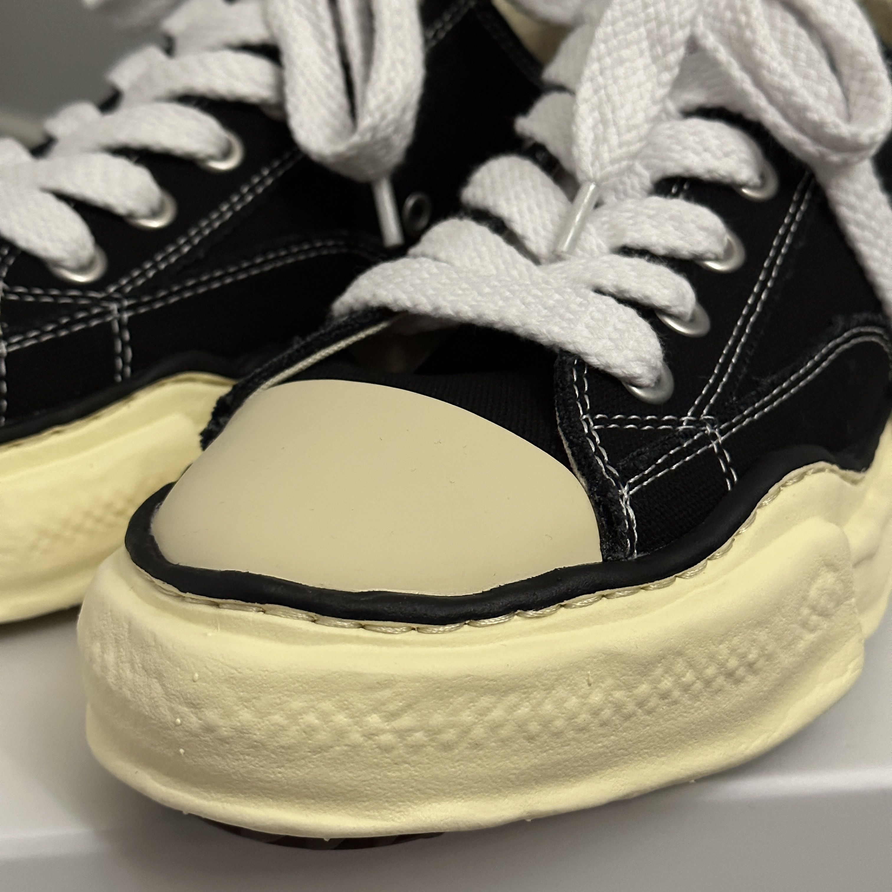 Maison Mihara Yasuhiro Peterson VL OG Sole Canvas Low-top Sneakers Black 착용 스타일