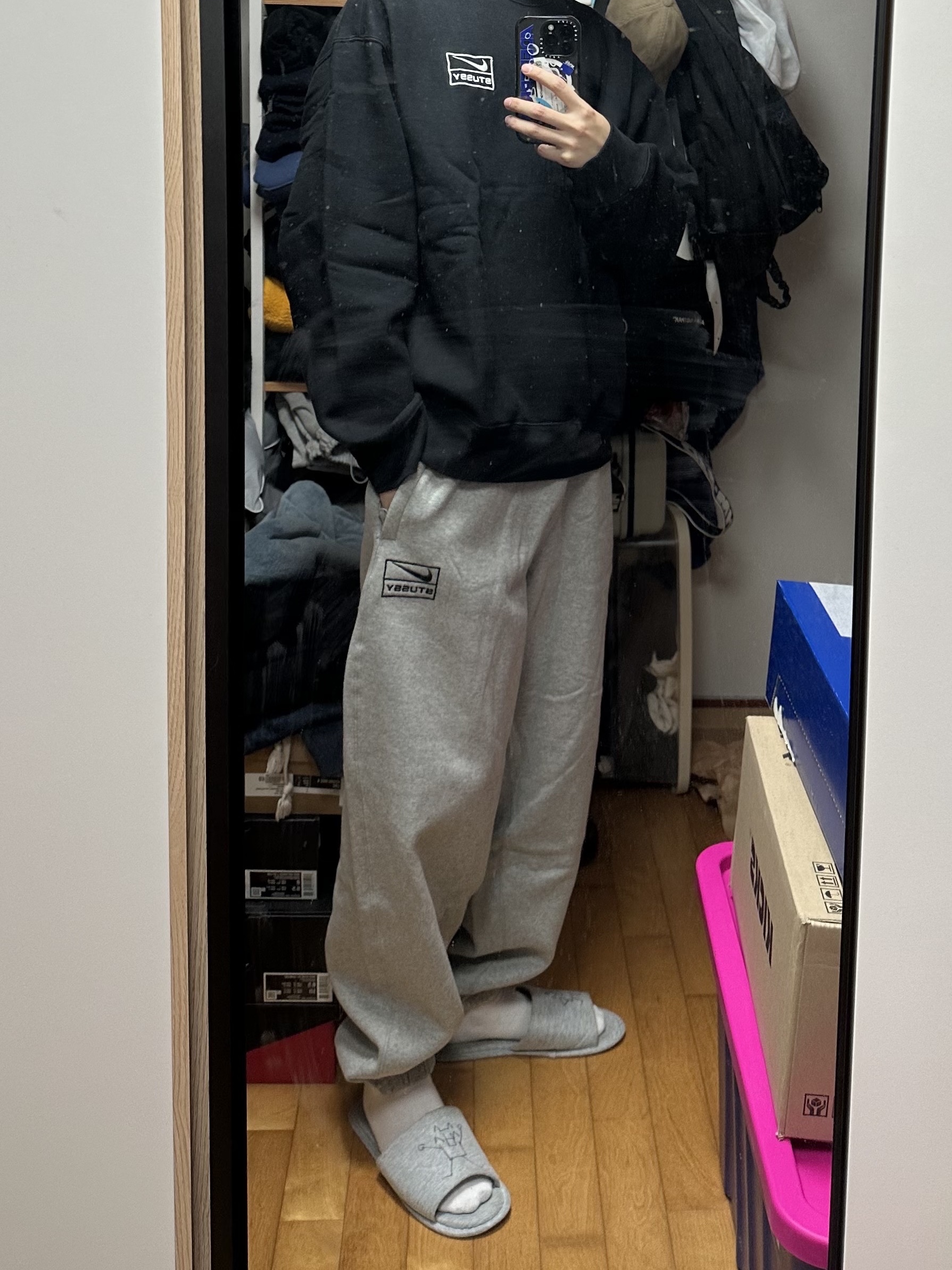 Nike x Stussy NRG Fleece Crewneck Dark Grey Heather (DO9337-063), Nike x Stussy NRG Fleece Pants Dark Grey Heather (DO9340-063) 착용 스타일 - 2