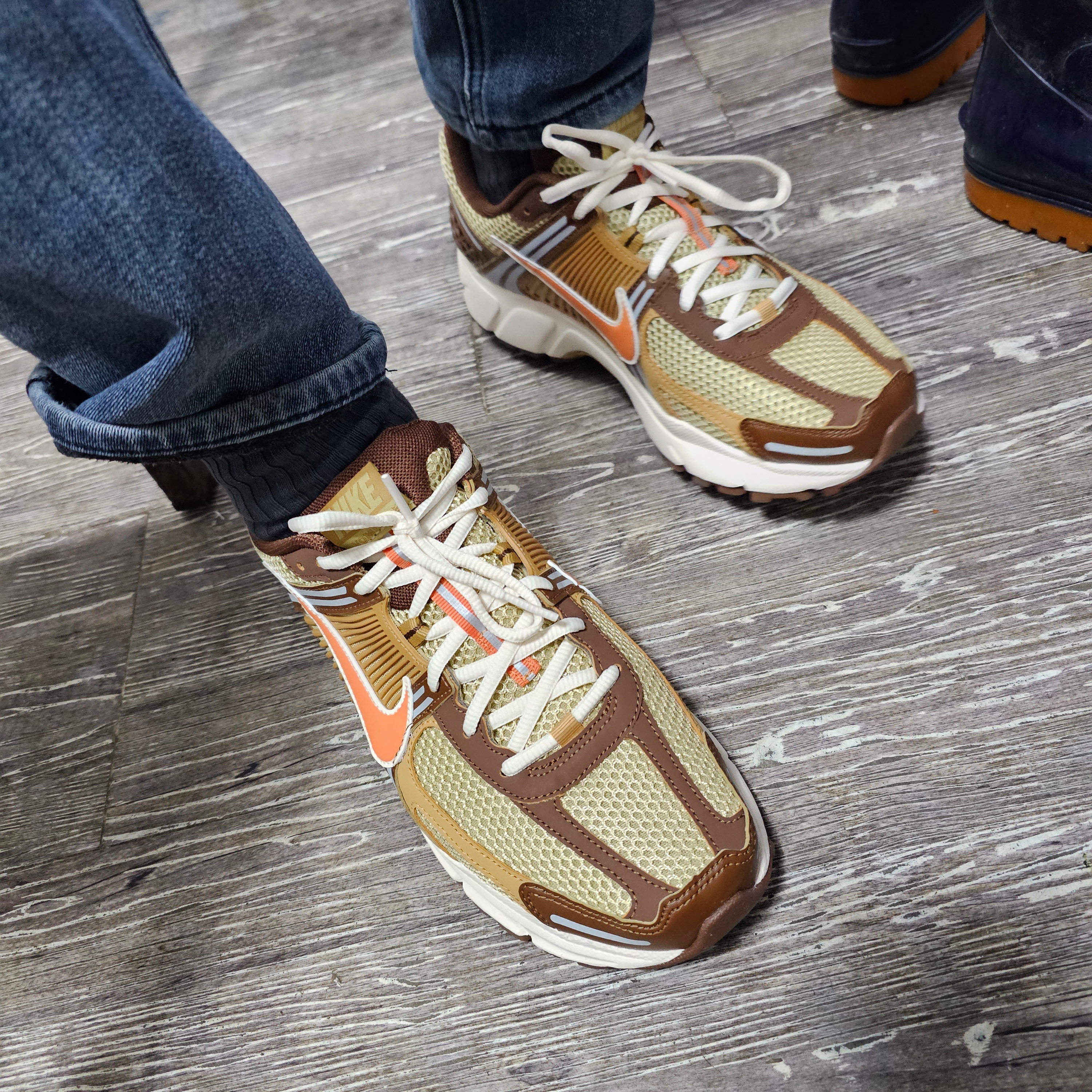 Nike Zoom Vomero 5 Wheat Grass and Cacao Wow 착용 스타일