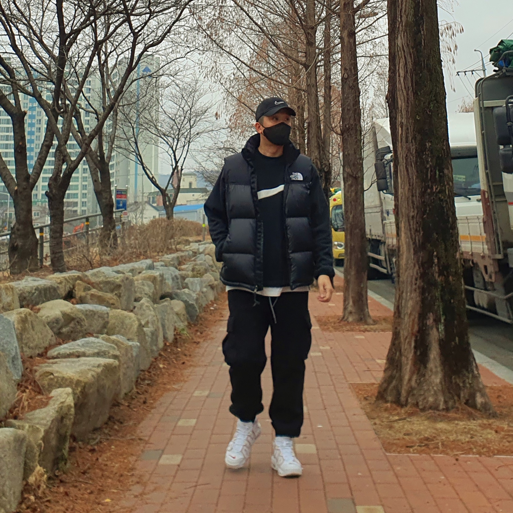 Nike Air More Uptempo White Varsity Red 2021, The North Face White Label Novelty Nuptse Down Vest Black 착용 스타일 - 2