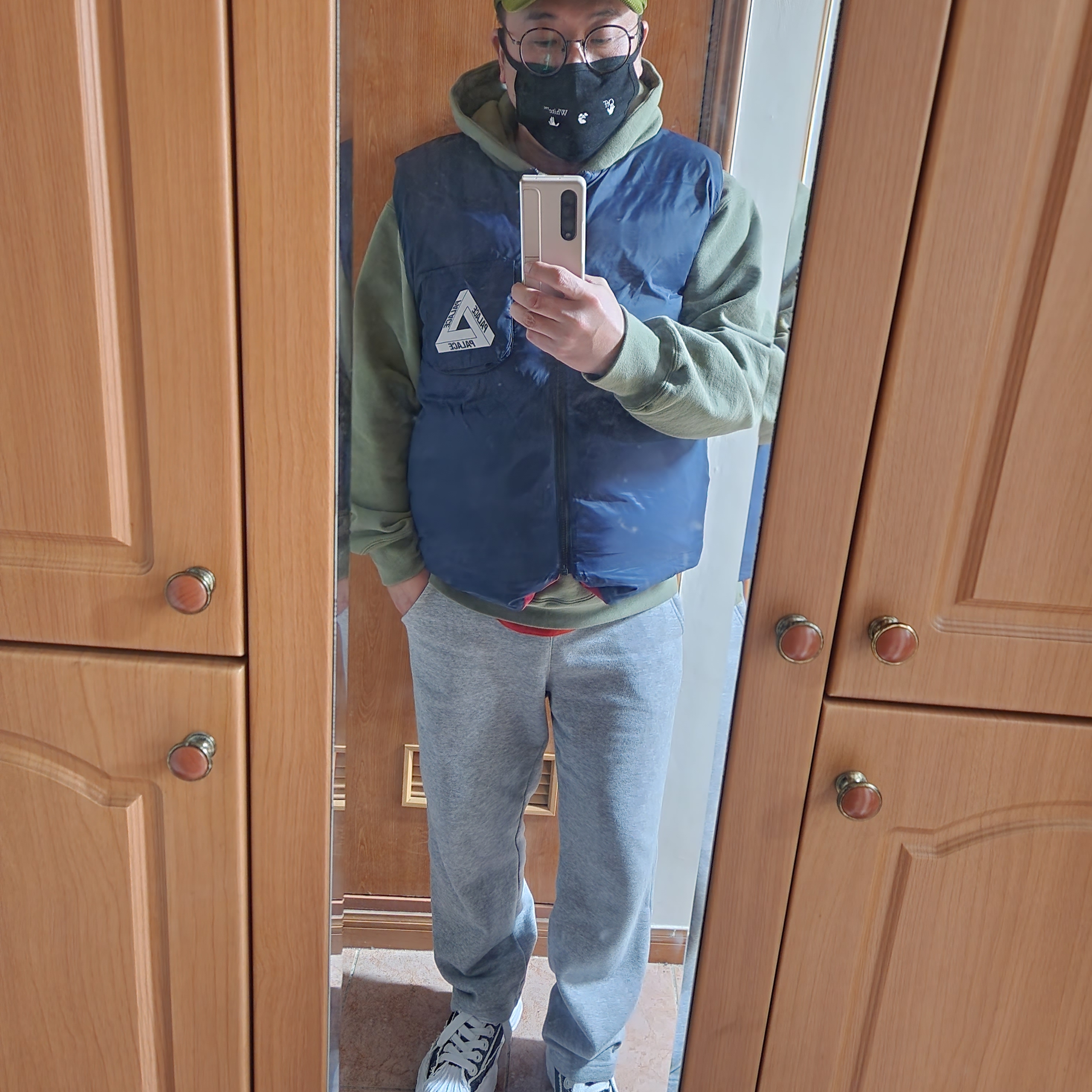 Palace Gore-Tex Infinium Reverso Down Vest Pink Navy - 22SS, Supreme Snowman Hooded Sweatshirt Light Olive - 21FW 착용 스타일 - 2