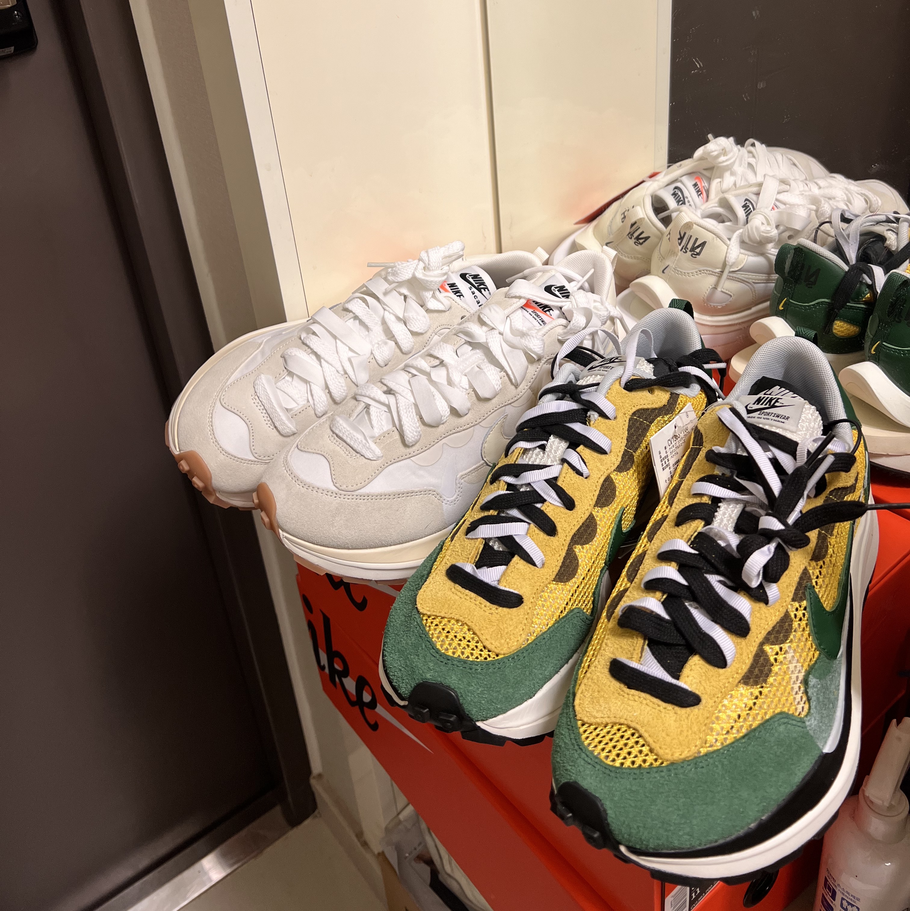 Nike x Sacai VaporWaffle Tour Yellow & Gorge Green Sail, Nike x Sacai VaporWaffle White and Gum 착용 스타일