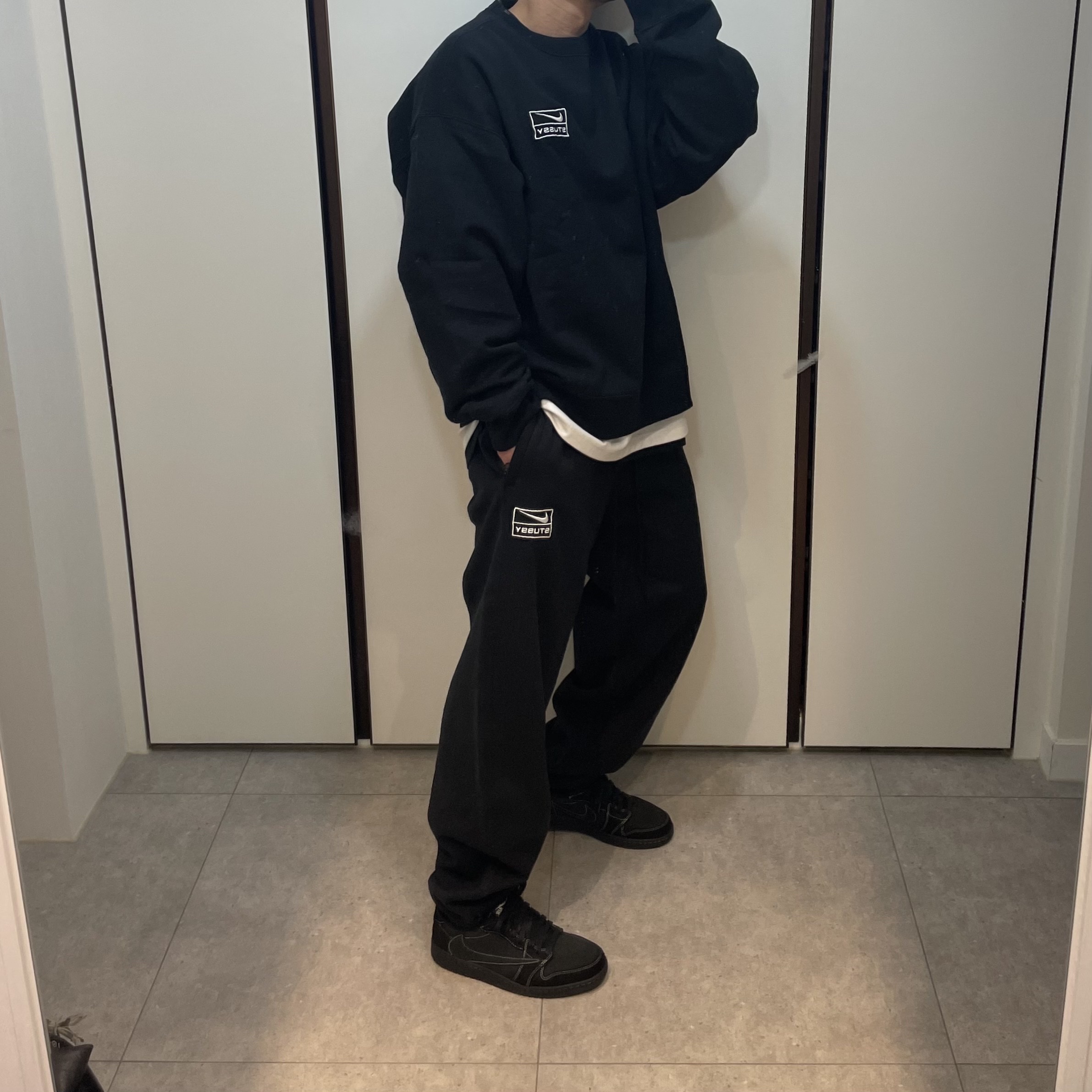 Nike x Stussy NRG Washed Fleece Crewneck Black (DO5310-010), Nike x Stussy NRG Washed Fleece Pants Black (DO5296-010) 착용 스타일 - 2