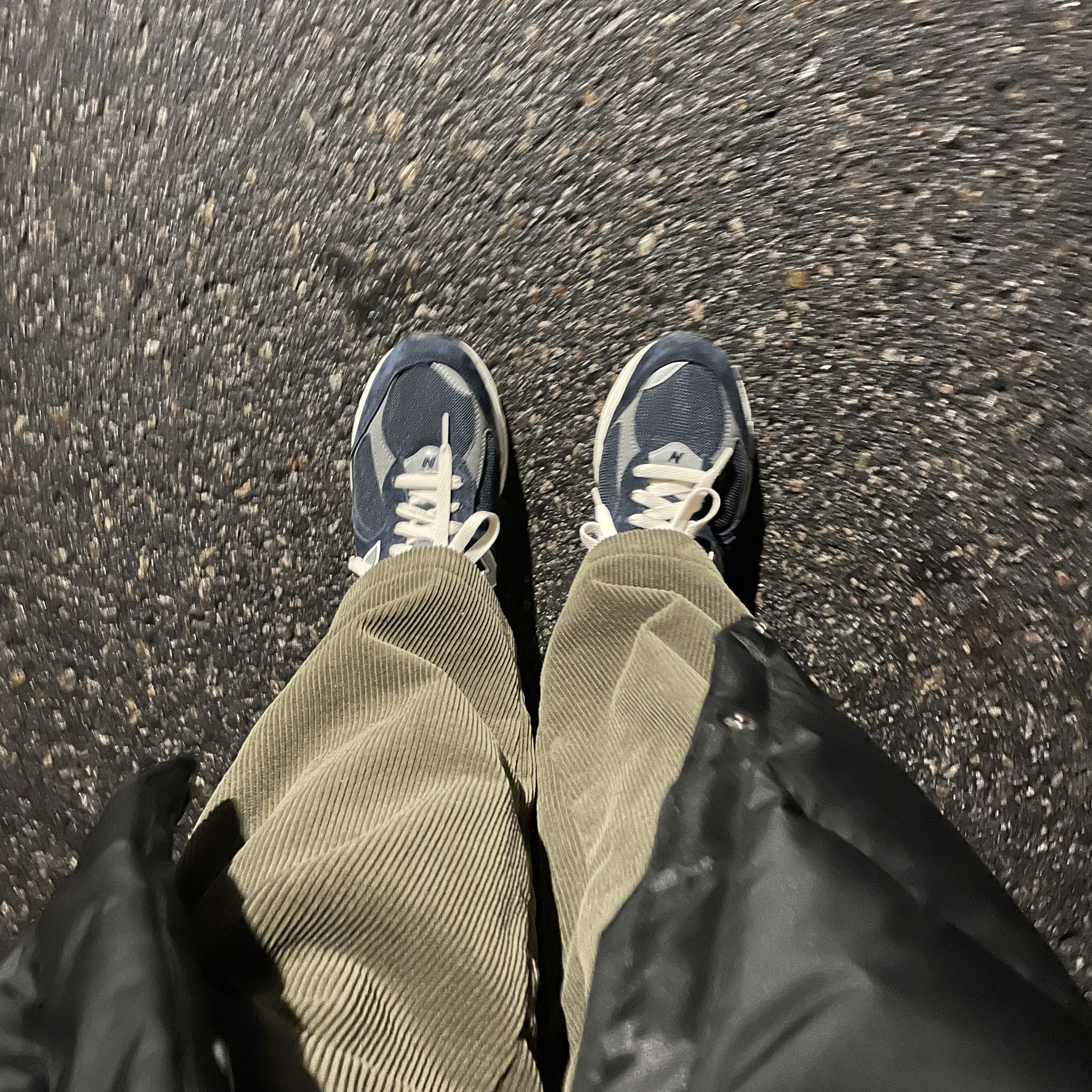 New Balance 2002R Eclipse Castlerock 착용 스타일 - 1