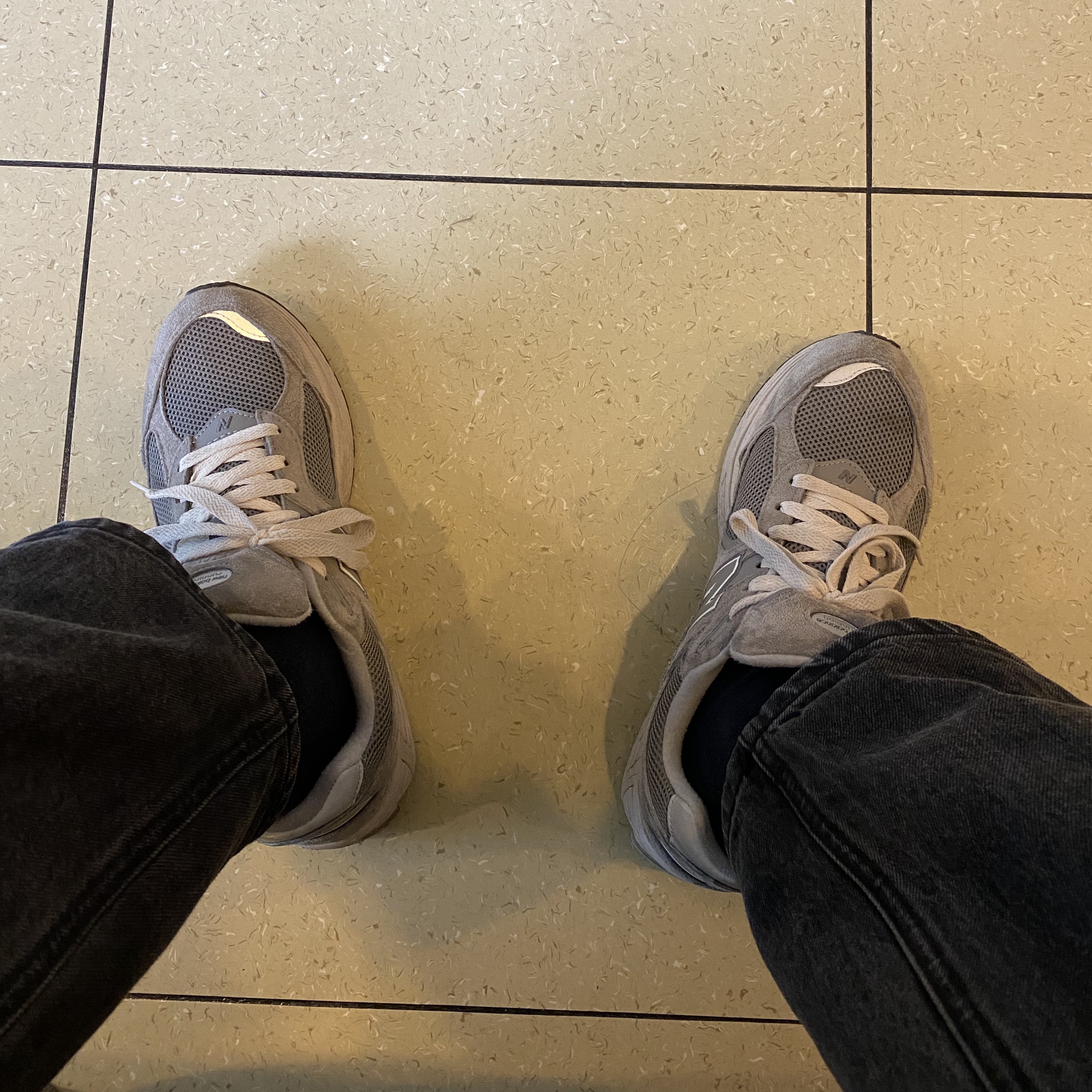 New Balance 2002R Grey 착용 스타일
