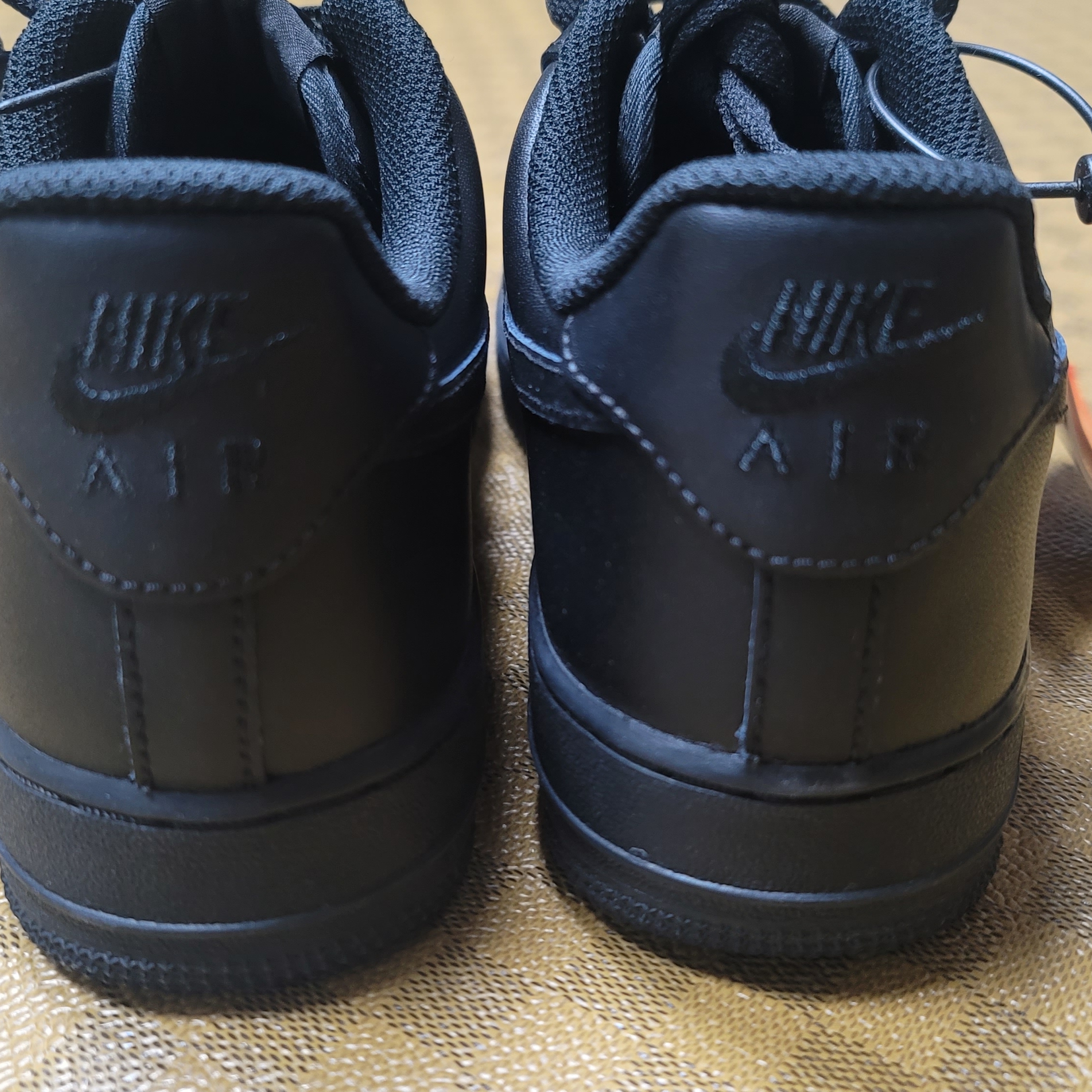 Nike Air Force 1 '07 Low Triple Black 착용 스타일 - 3