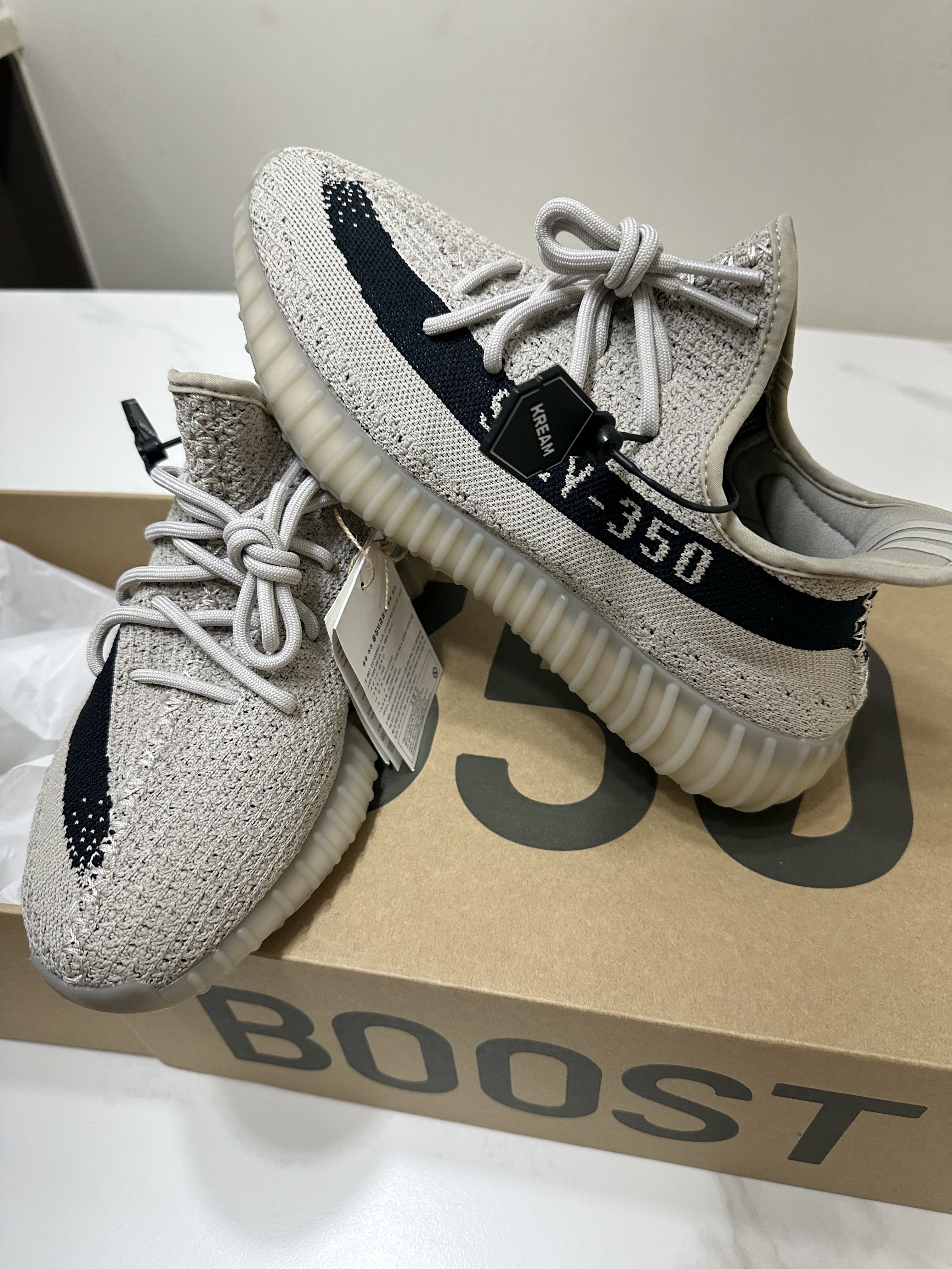 Adidas Yeezy Boost 350 V2 Slate Core Black 2022/2023 착용 스타일 - 1