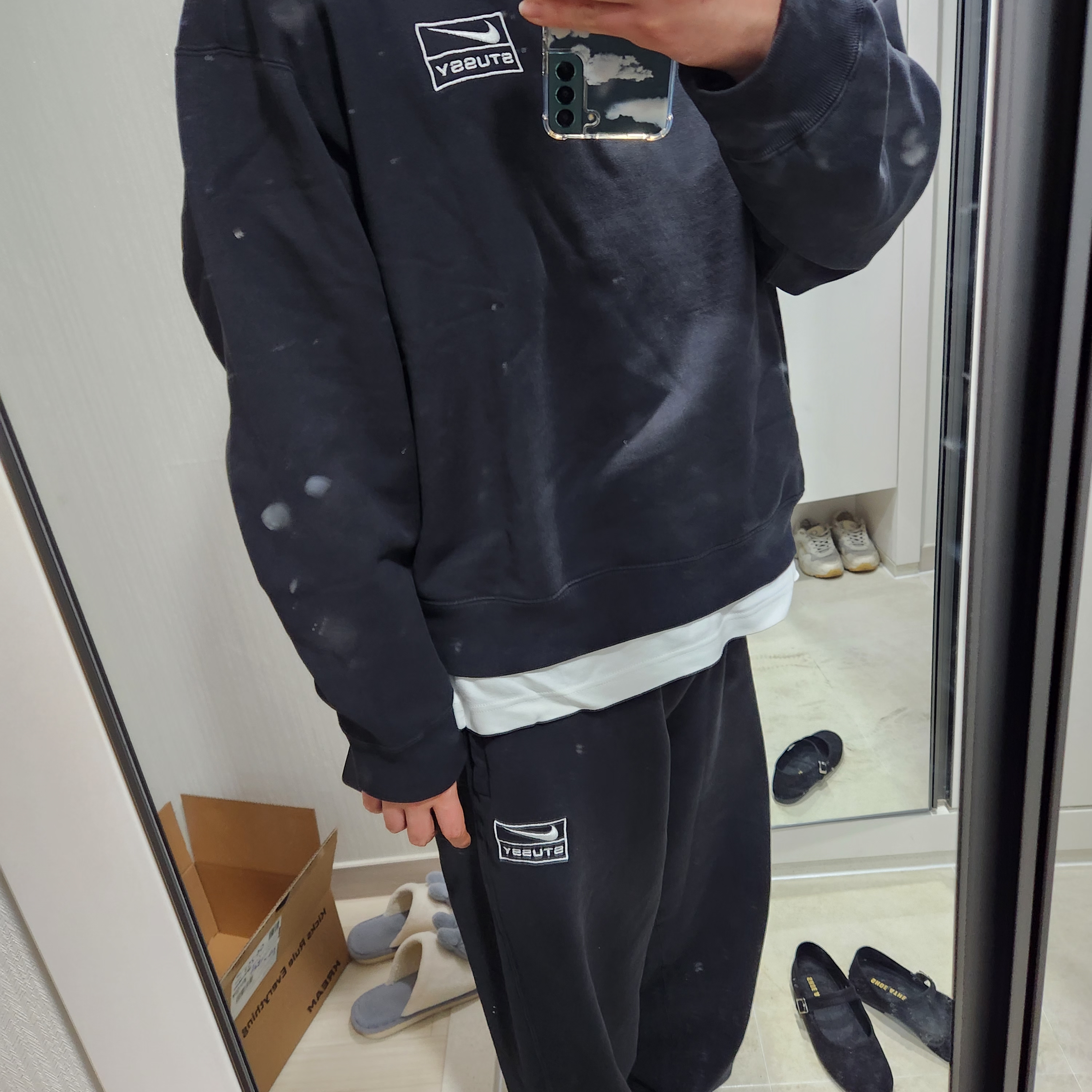 Nike x Stussy NRG Washed Fleece Crewneck Black (DO5310-010), Nike x Stussy NRG Washed Fleece Pants Black (DO5296-010) 착용 스타일