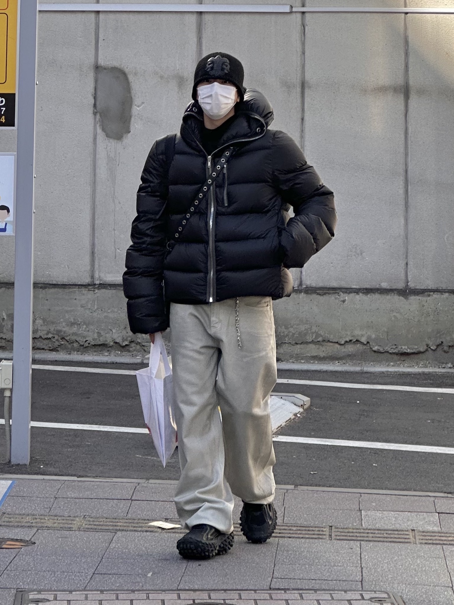 Balenciaga Defender Sneakers Black, Balenciaga Arena Lambskin Aged Silver Hardware Le Cagole XS Flap Bag Black 착용 스타일 - 5