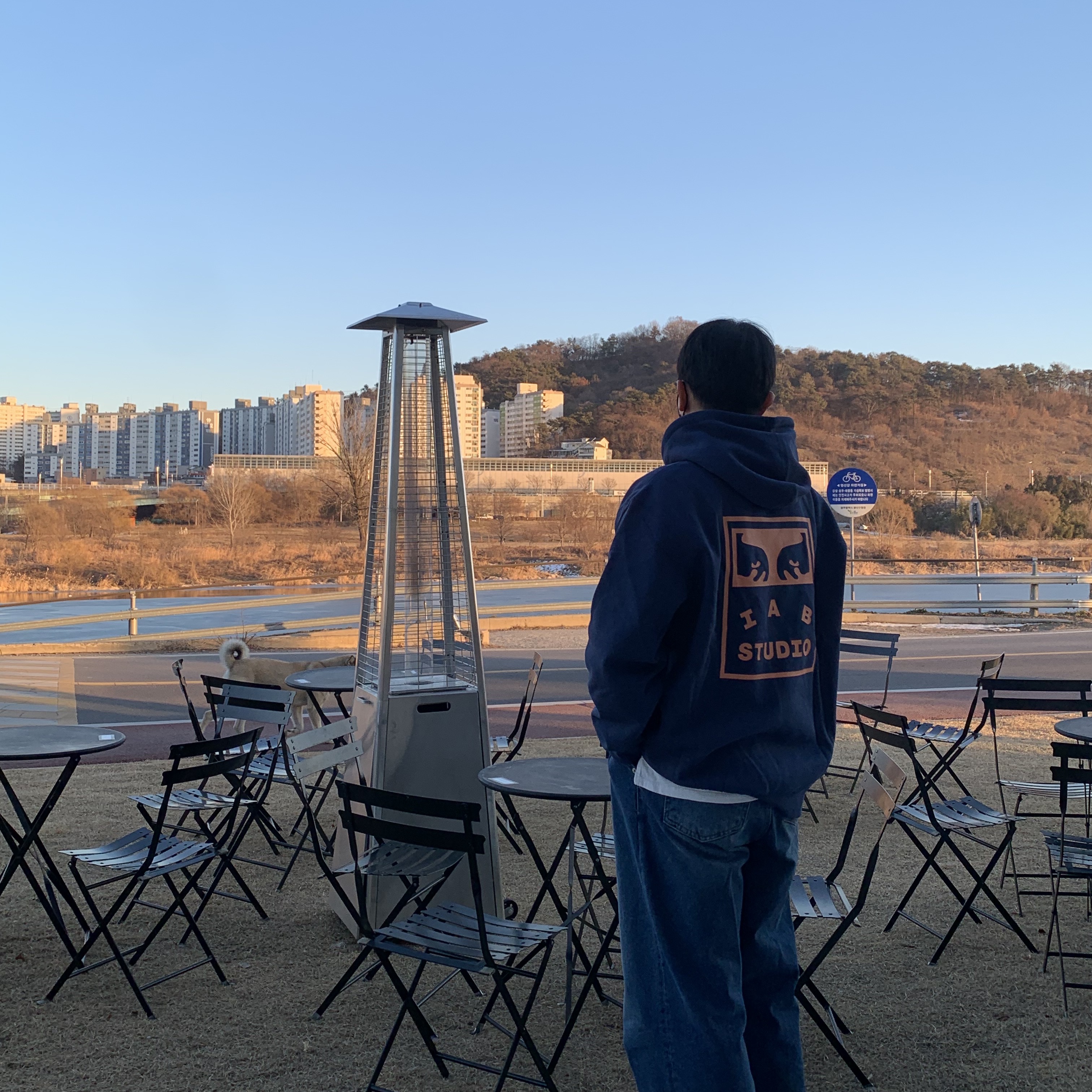 IAB Studio x Obey Eyes Icon Hoodie Oceana 착용 스타일 - 3