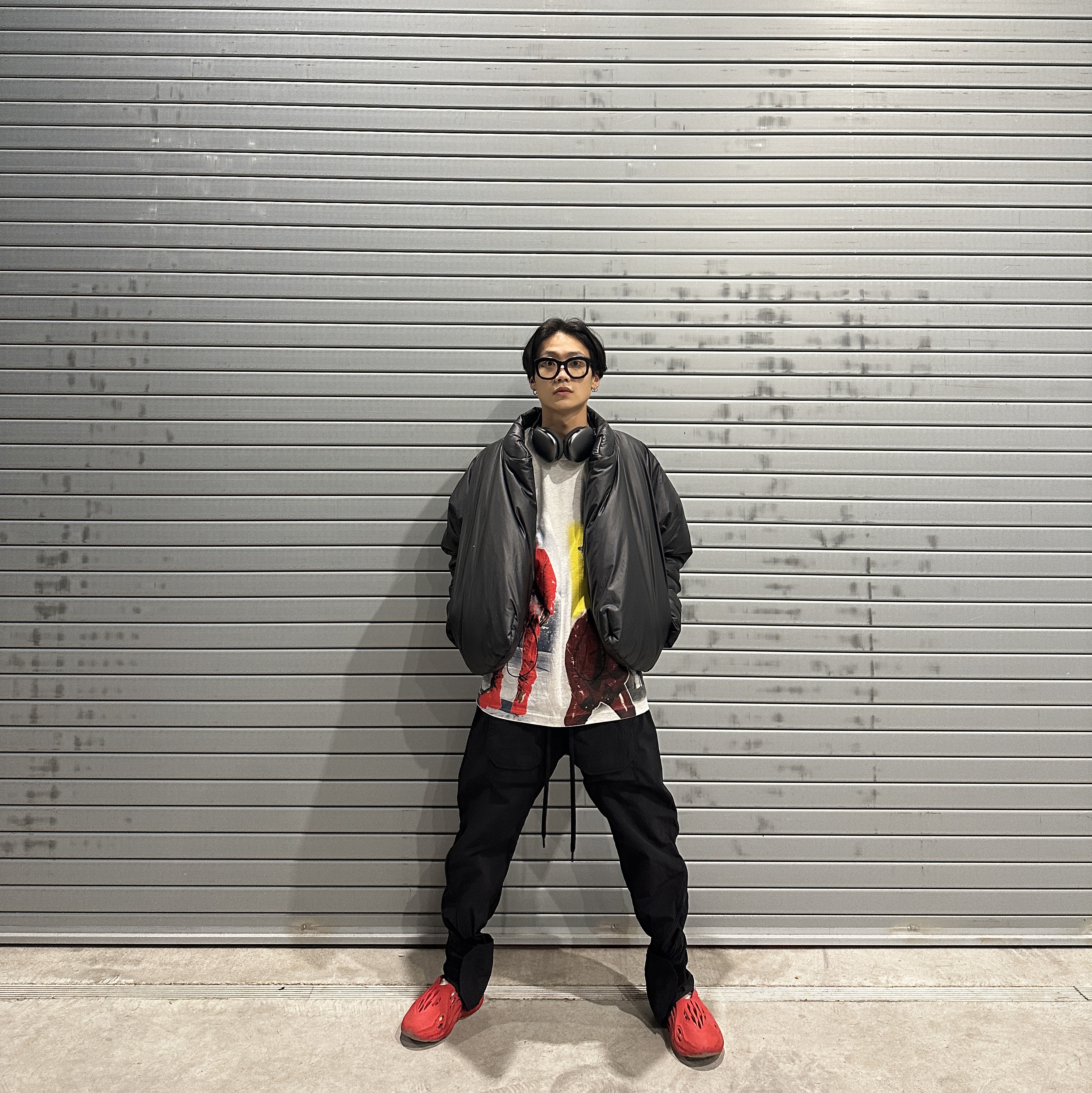 Yeezy Gap Round Jacket Black, Adidas Yeezy Foam RNNR Vermilion 착용 스타일