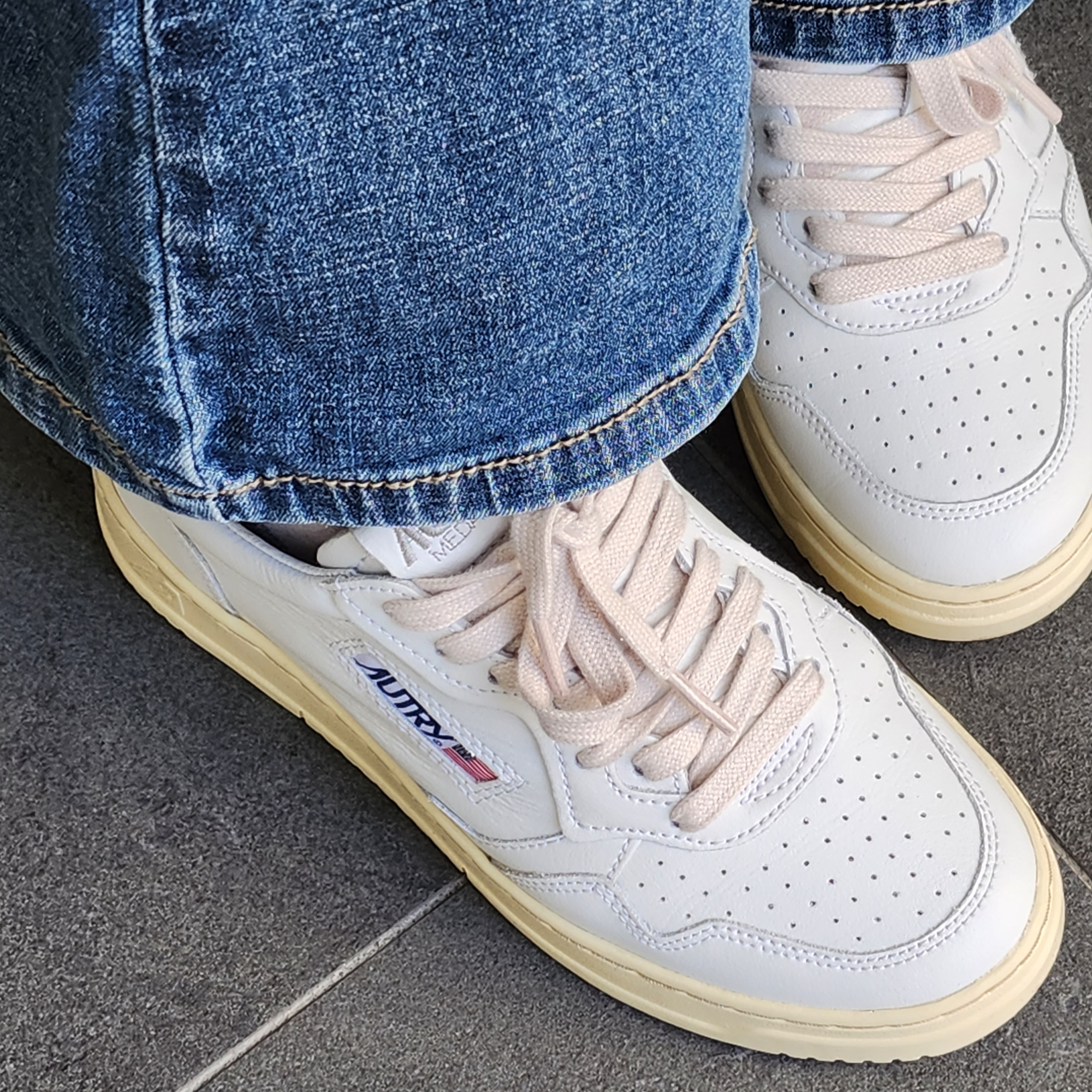(W) Autry Medalist Low Leather Sneakers White Pink 착용 스타일