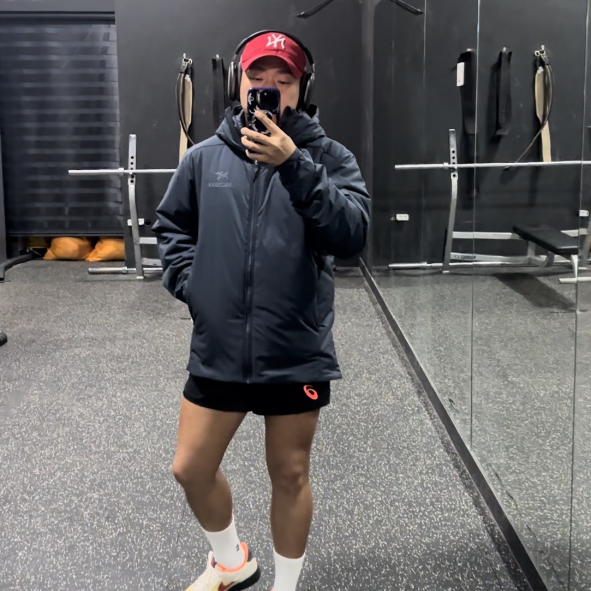 Arc'teryx Atom AR Hoody Black Sapphire, Apple AirPods Max Lightning Space Gray (Korean Ver.) 착용 스타일
