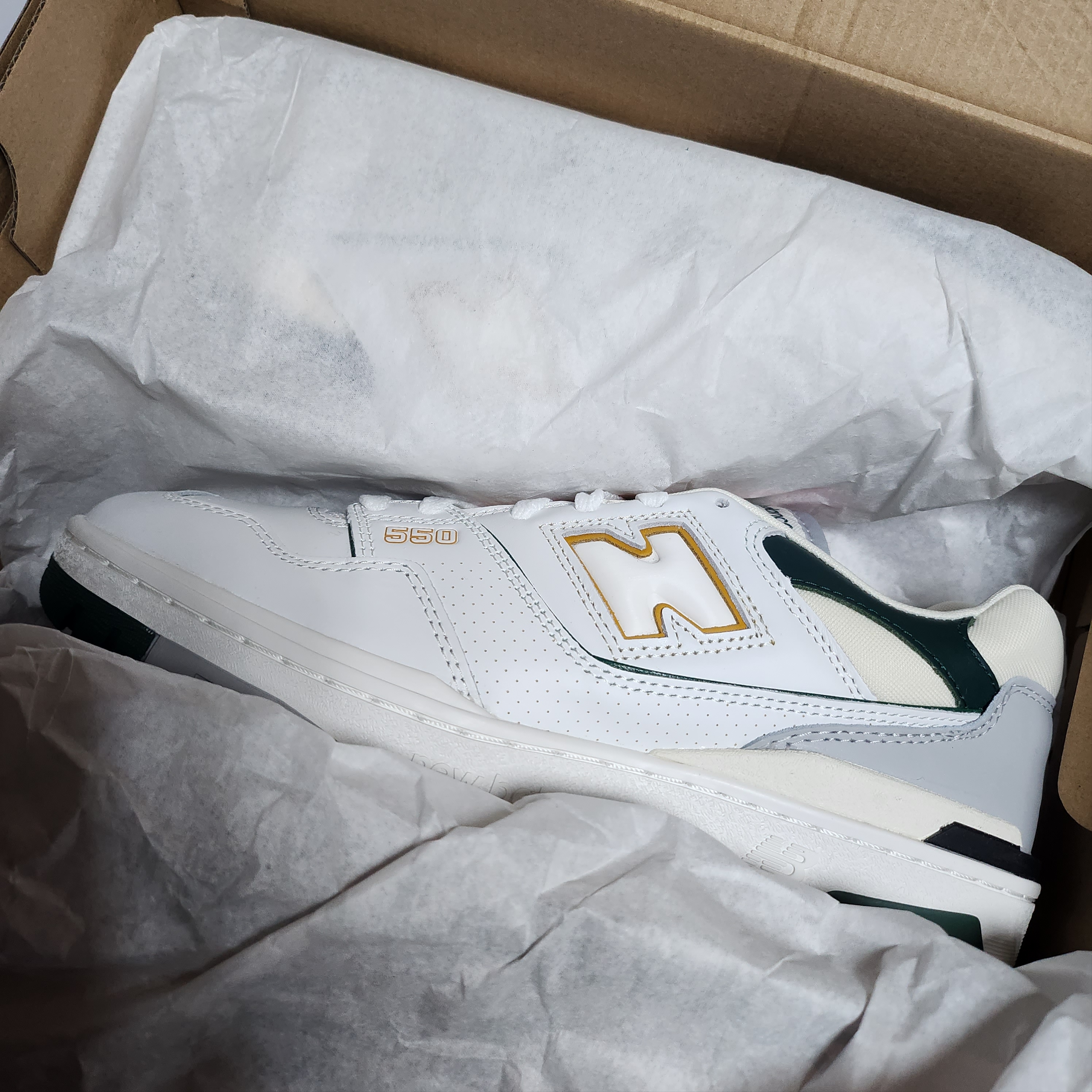 New Balance 550 White Nightwatch Green - 2E Wide 착용 스타일