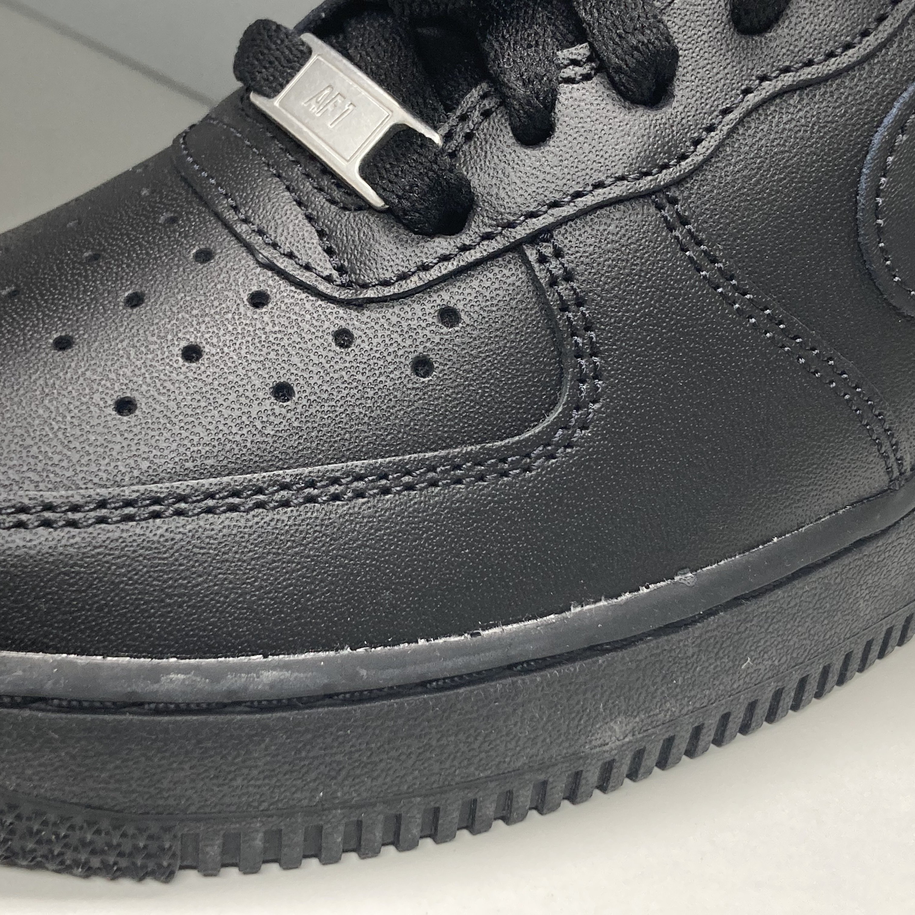 (W) Nike Air Force 1 '07 Low Triple Black 착용 스타일 - 3