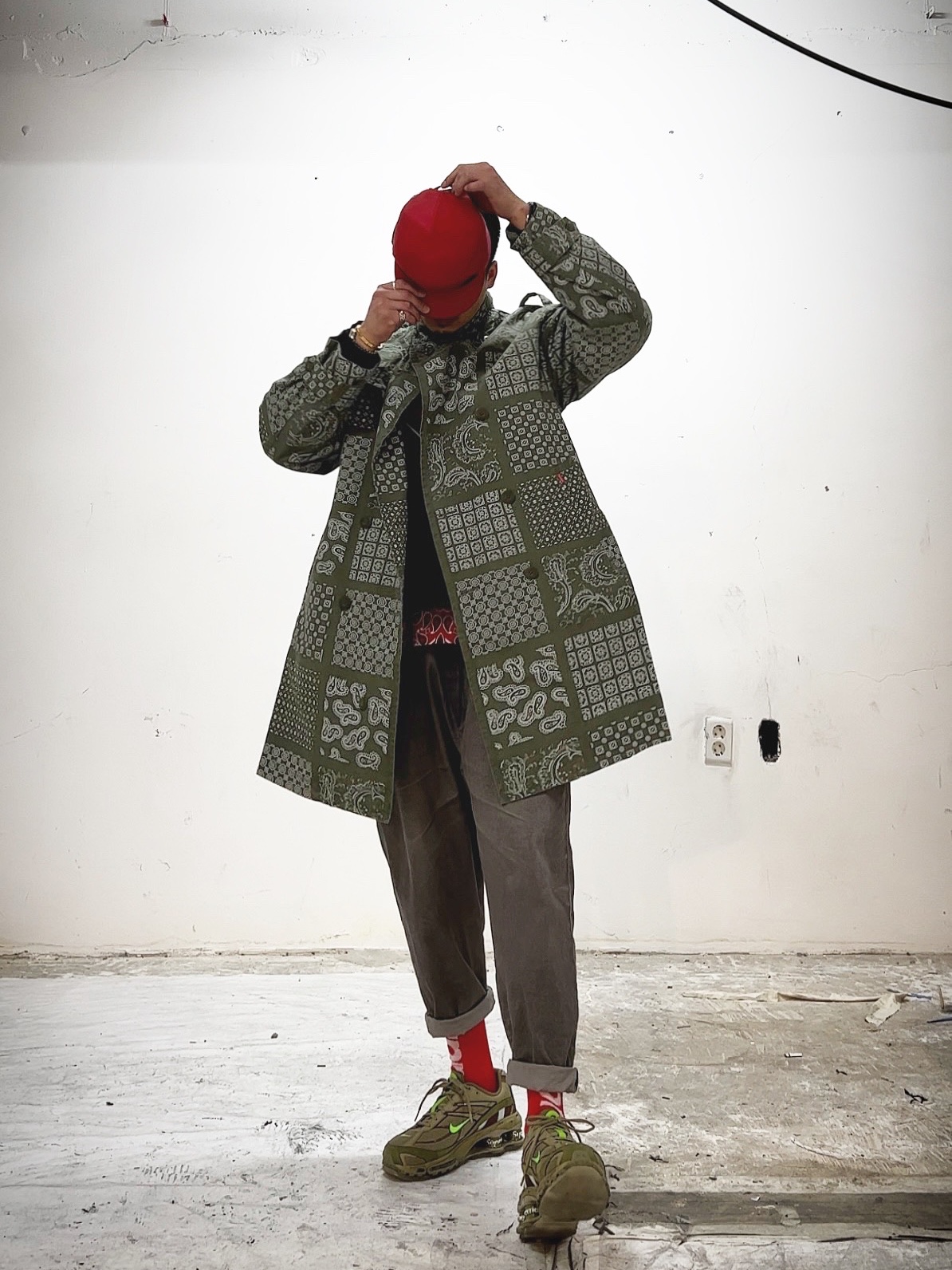 Supreme Small Box T-Shirt Red Bandana - 21SS, Supreme Military Trench Coat Olive Paisley - 20SS 착용 스타일 - 4