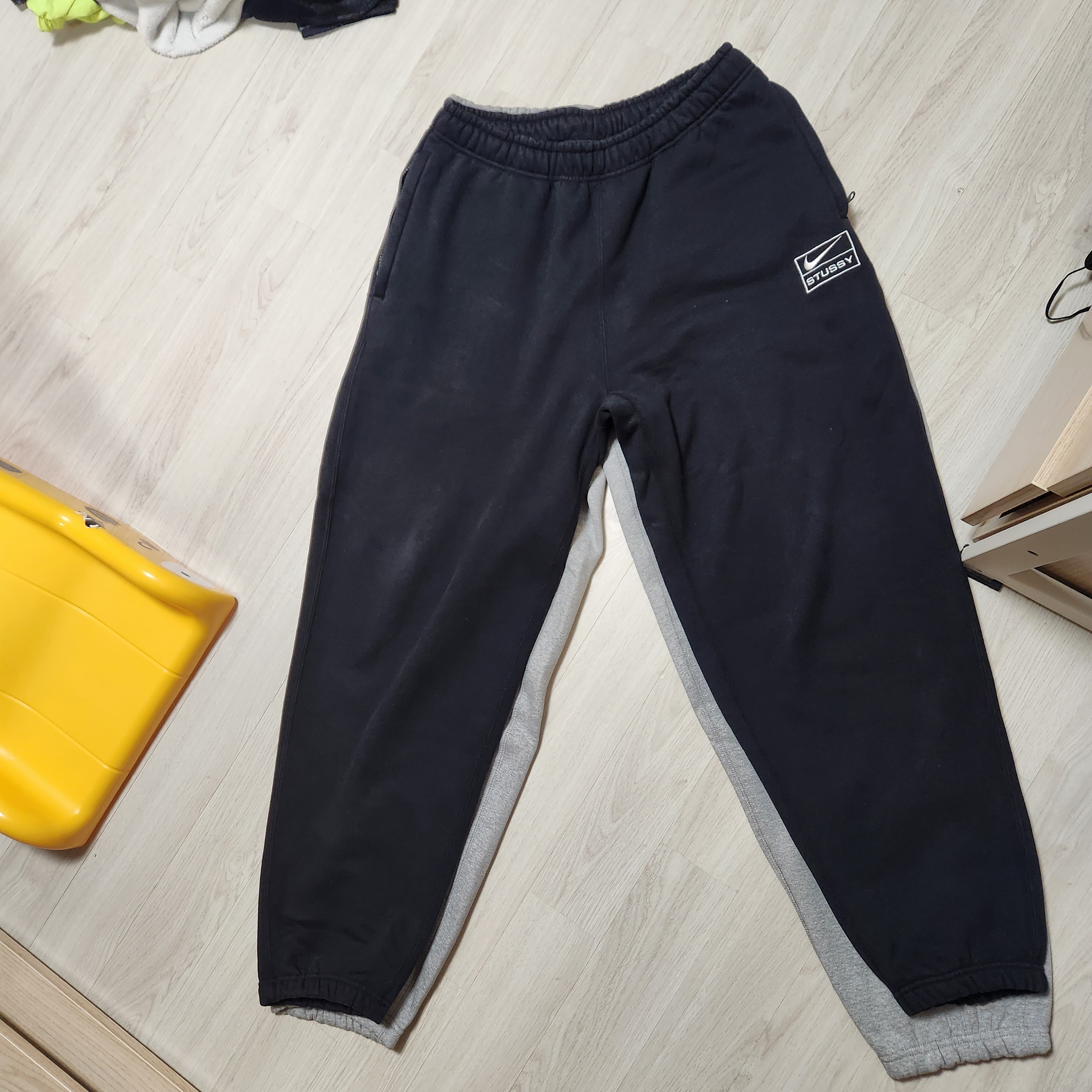 Nike x Stussy NRG Fleece Pants Dark Grey Heather (DO9340-063), Nike x Stussy NRG RA Washed Fleece Pants Black (DN4030-010) 착용 스타일 - 4
