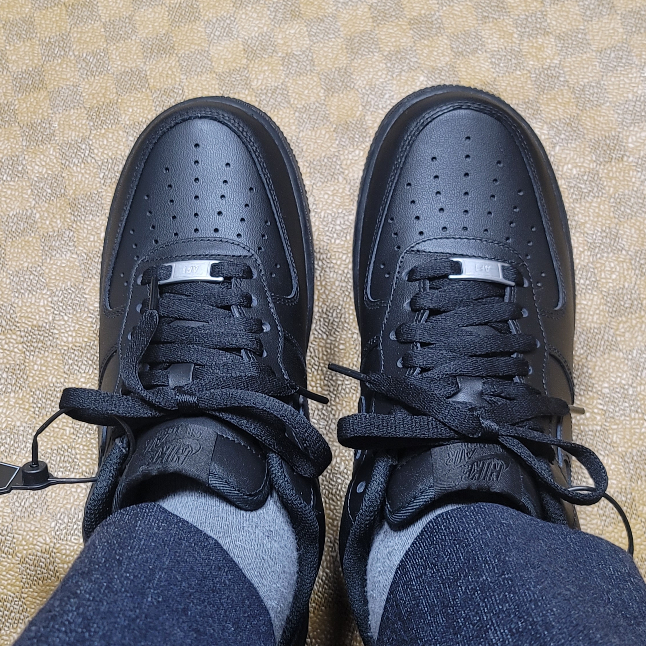 Nike Air Force 1 '07 Low Triple Black 착용 스타일 - 4