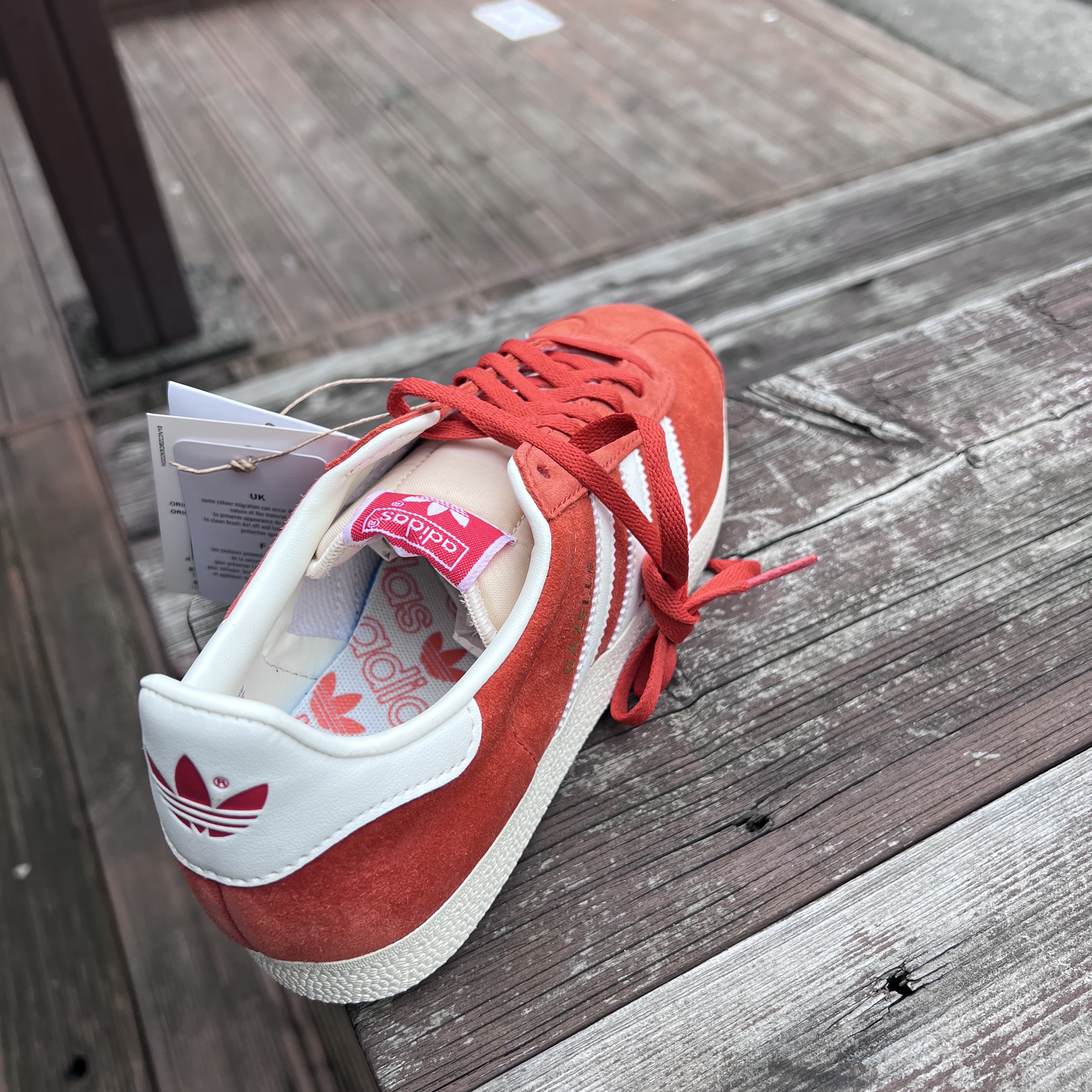Adidas Gazelle Preloved Red Off White 착용 스타일 - 4