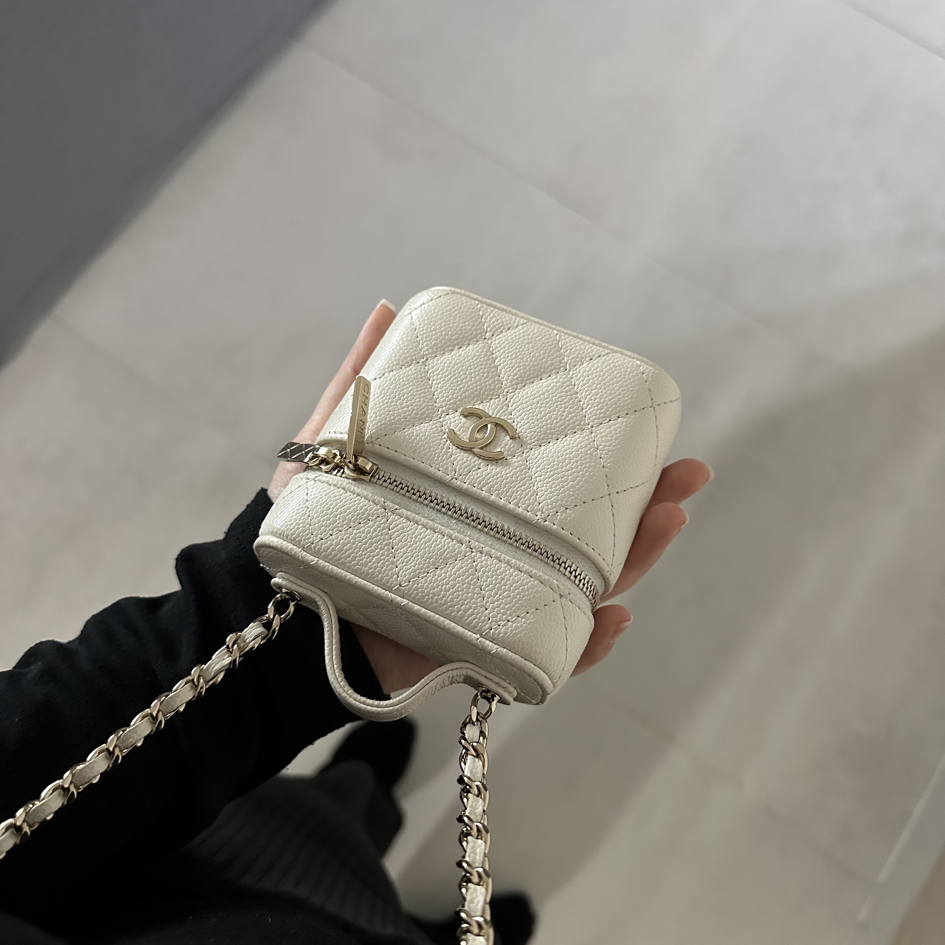 Chanel Small Vanity with Chain Grained Calfskin & Gold White 착용 스타일 - 3