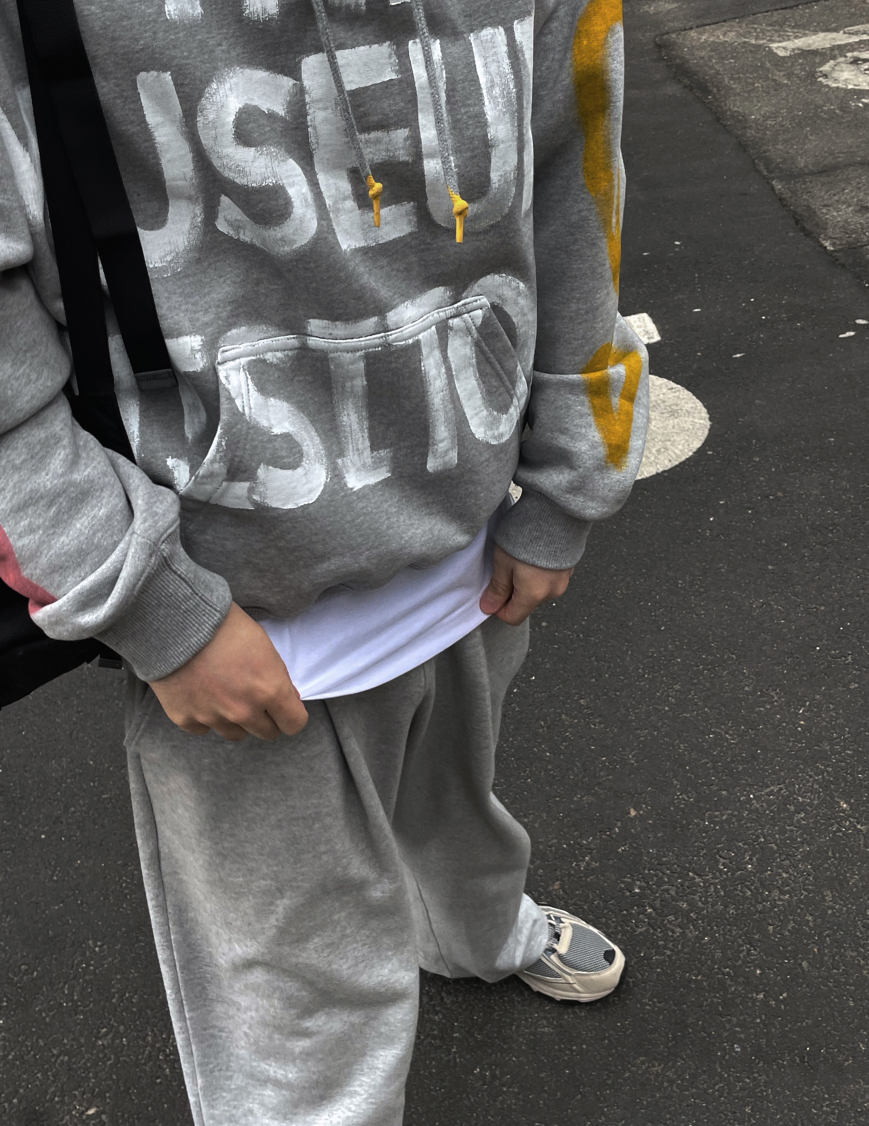The Museum Visitor Sprayed Ball Cap Black, Asics Gel-Venture 6 Feather Grey Black 착용 스타일 - 4