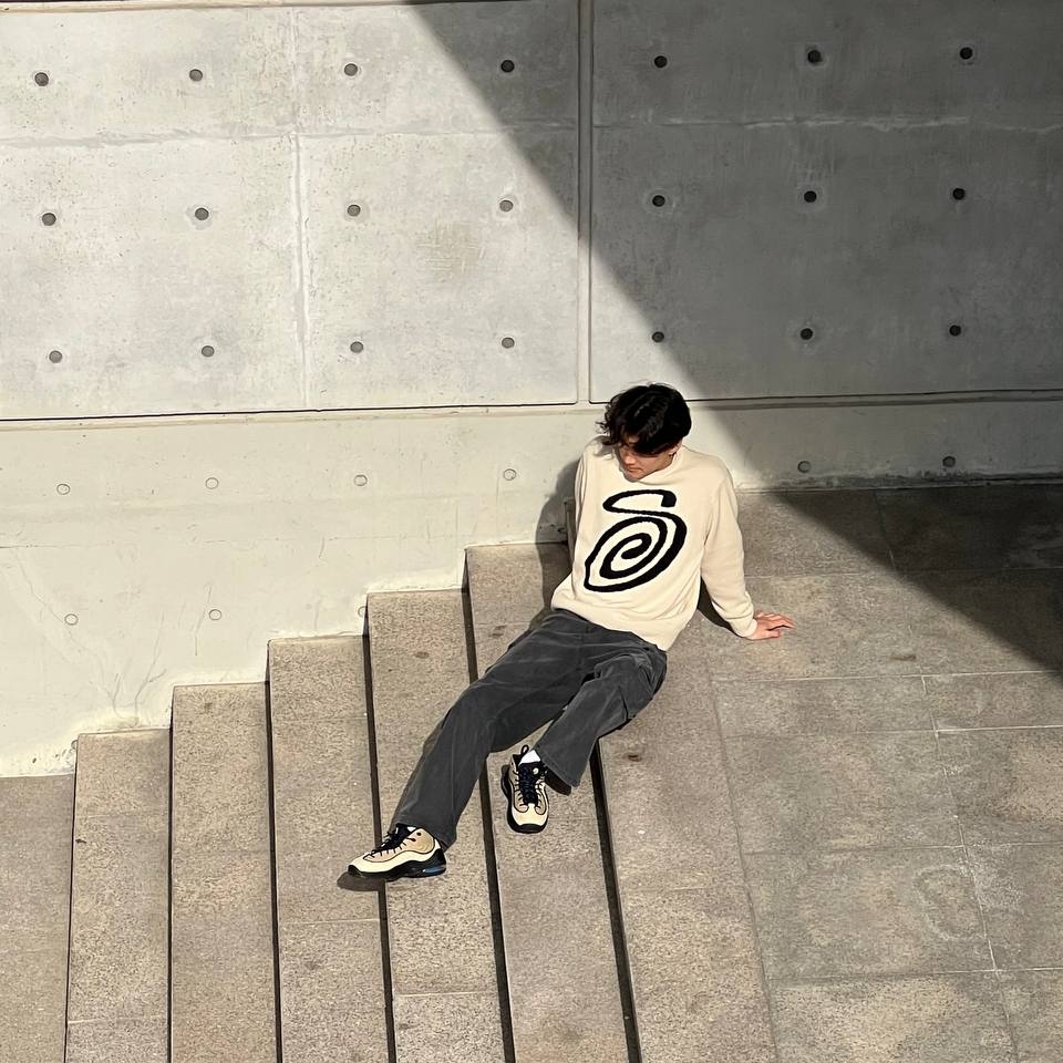 Nike x Stussy Air Penny II Rattan and Limestone, Stussy Curly S Sweater Natural 착용 스타일 - 2