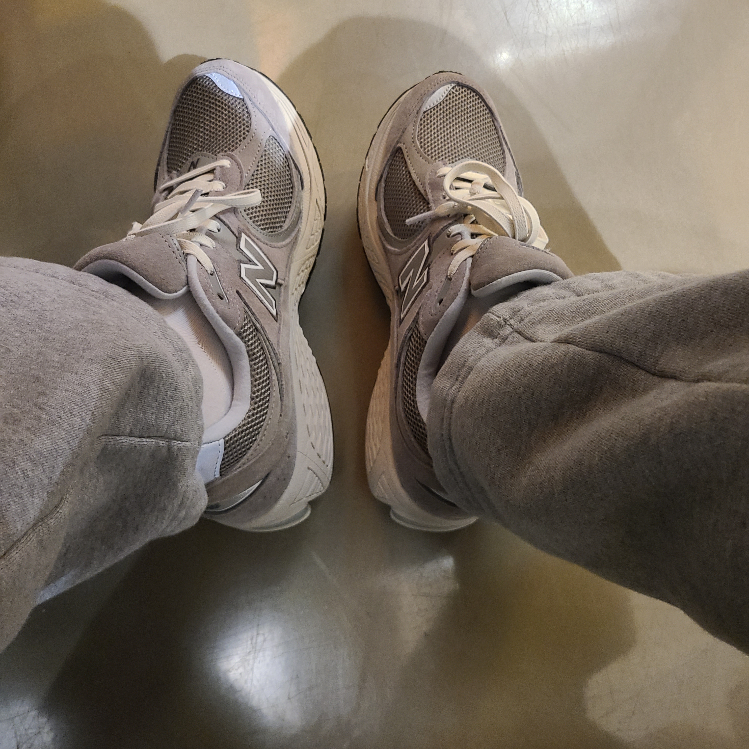 New Balance 2002R Grey 착용 스타일