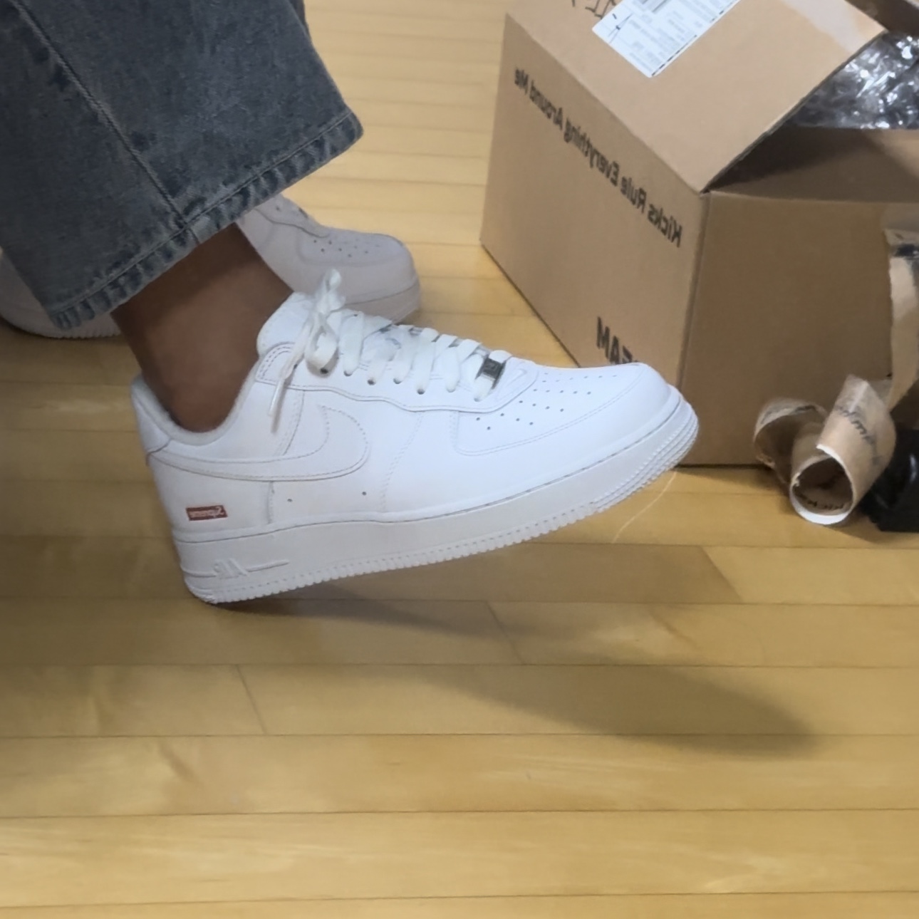 Nike x Supreme Air Force 1 Low White 착용 스타일 - 4