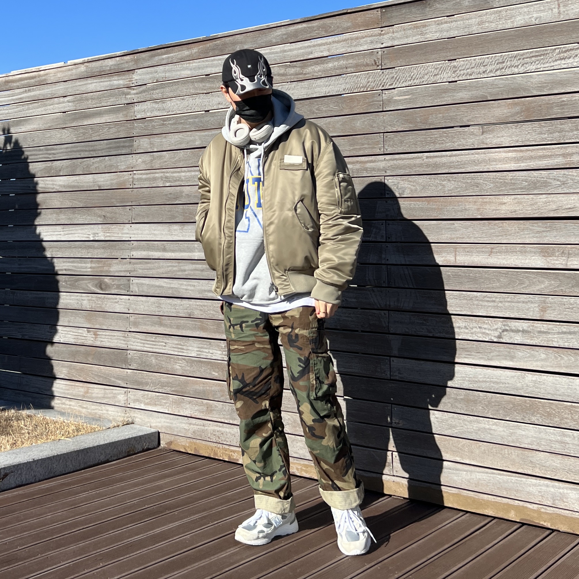 Yeezy Gap Engineered By Balenciaga Flame Cap Black, New Balance 992 Made in USA White Silver 착용 스타일 - 2