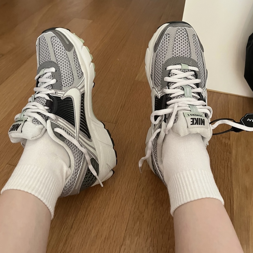(W) Nike Zoom Vomero 5 Cobblestone and Flat Pewter 착용 스타일