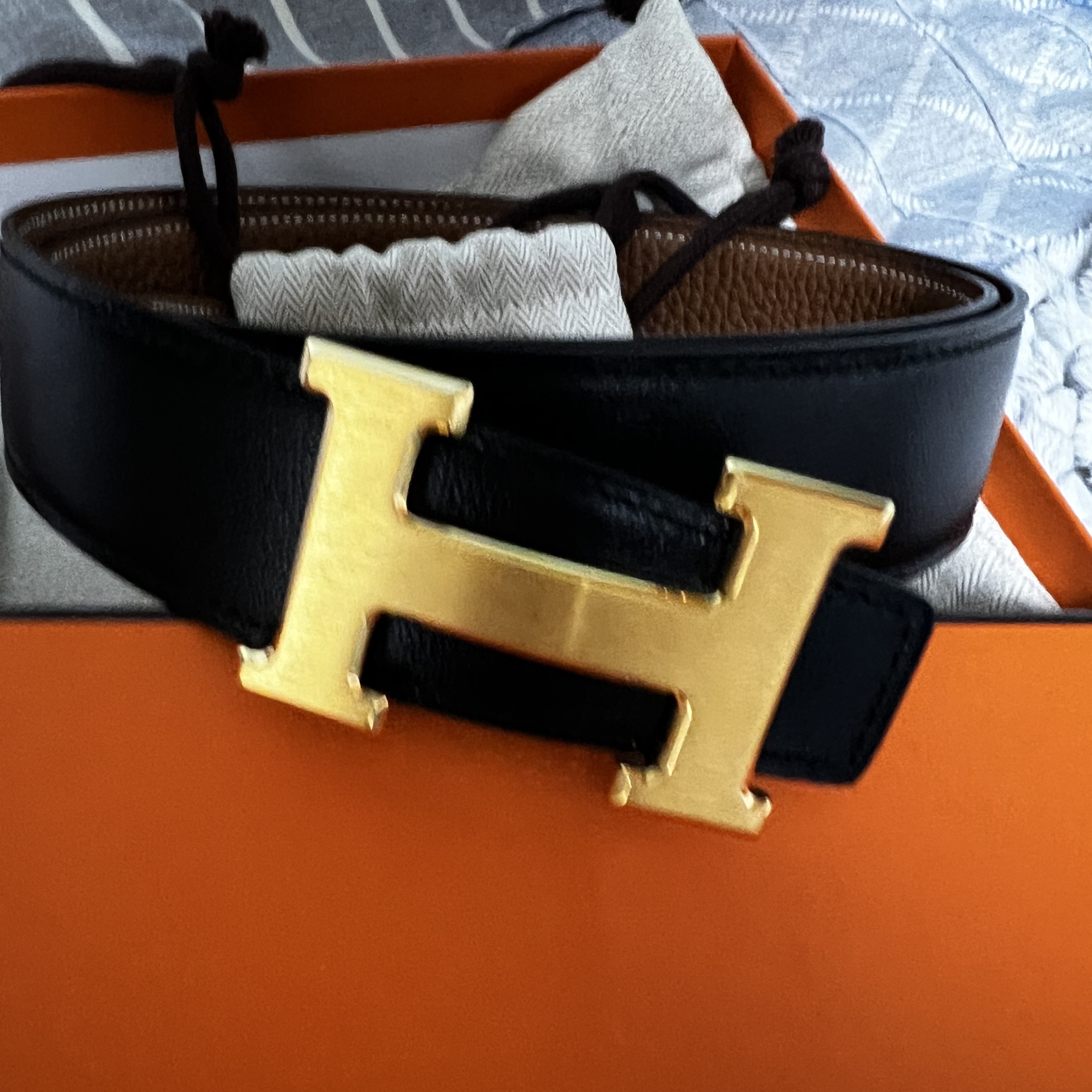 Hermes H Belt Buckle & Reversible Leather Strap 32mm & Platinum Brushed Gold Noir Gold 착용 스타일 - 2