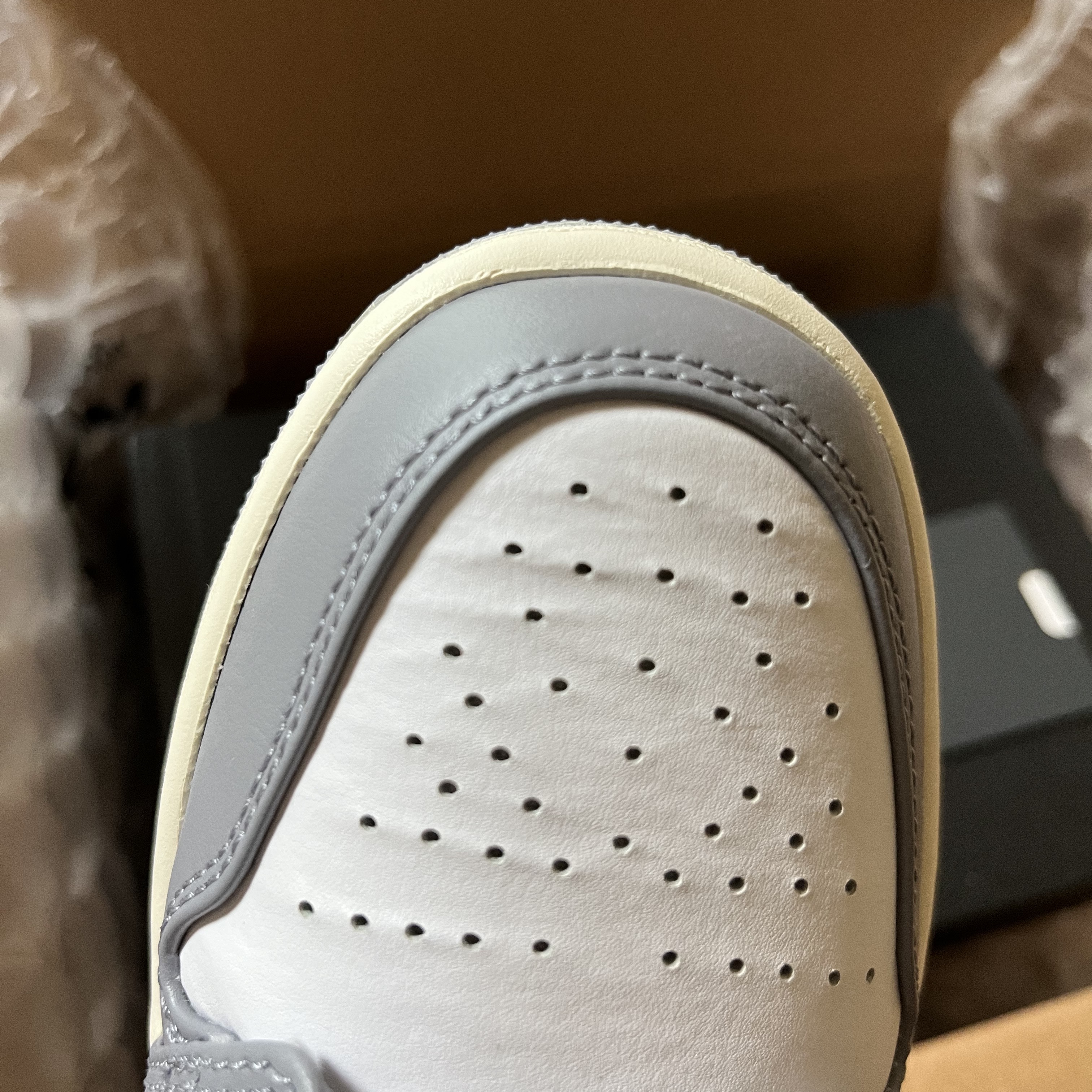 Jordan 1 Low Stealth and White 착용 스타일 - 2