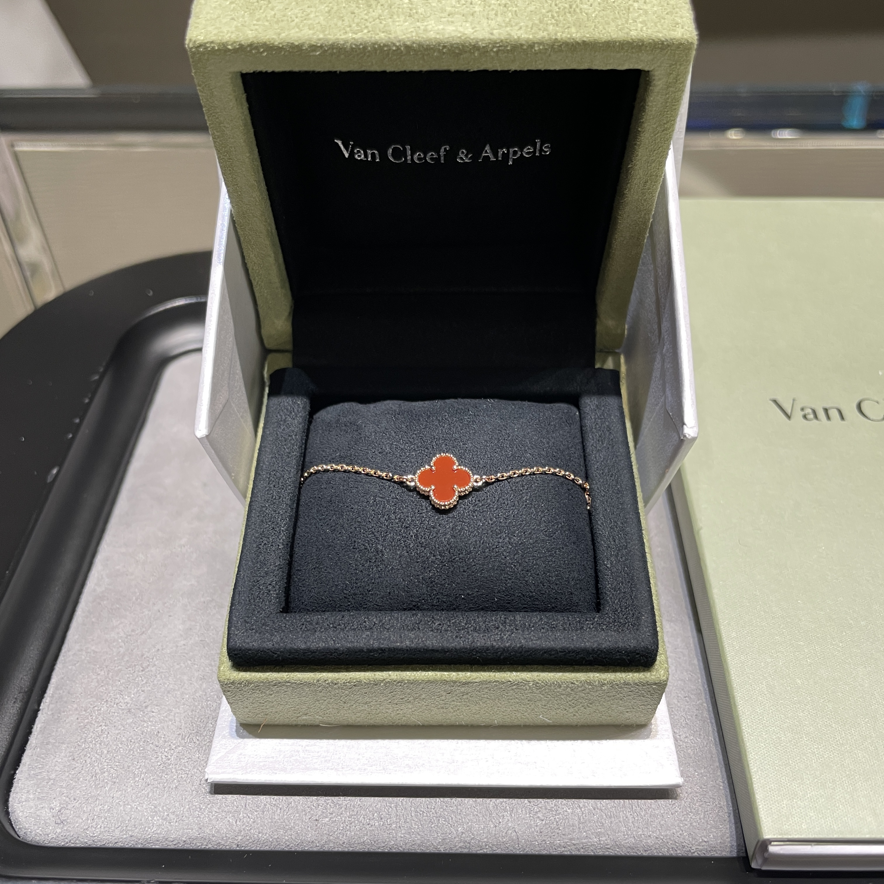 (W) Van Cleef & Arpels Sweet Alhambra Bracelet Rose Gold Carnelian 착용 스타일 - 2