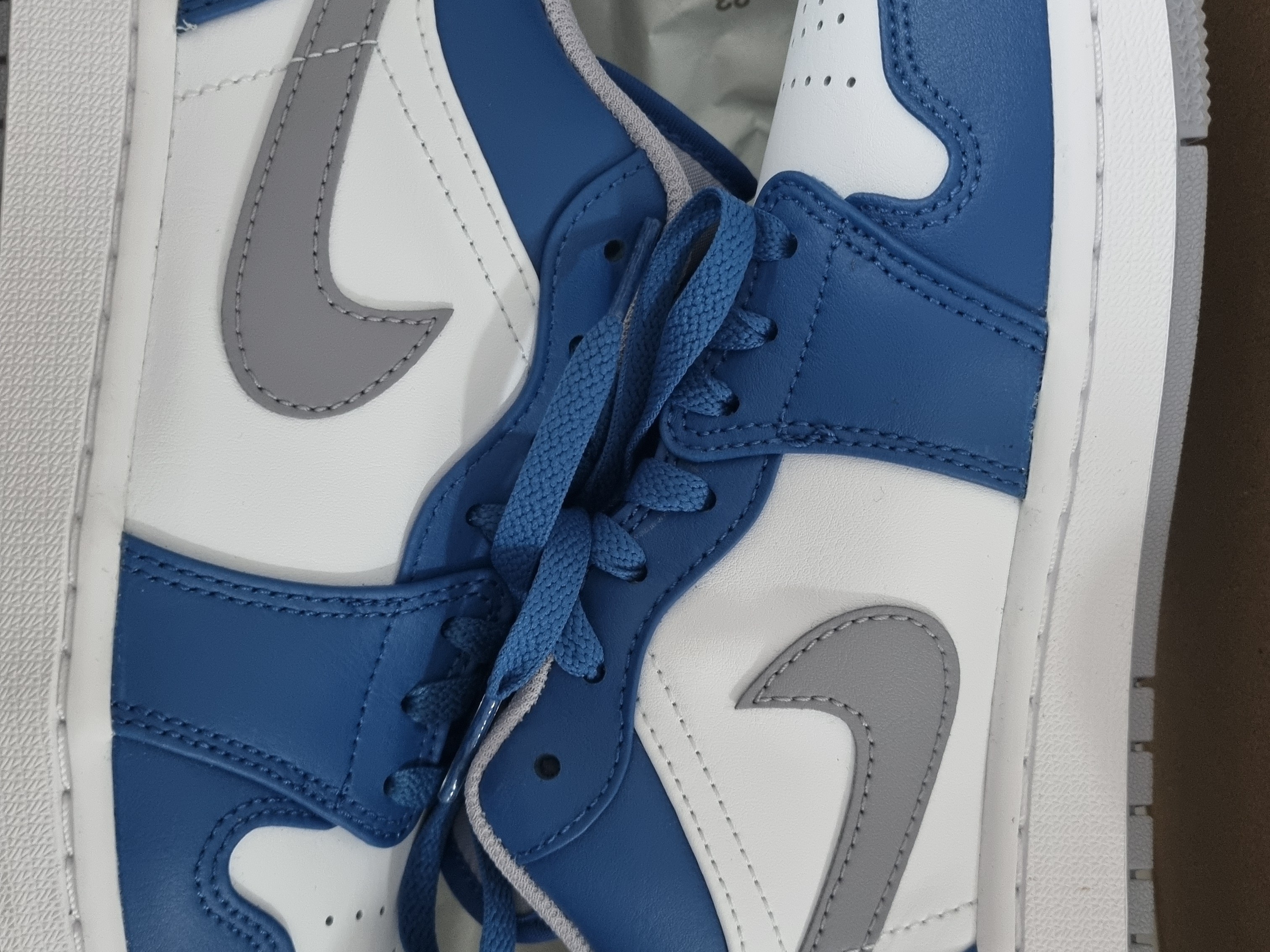 Jordan 1 Low True Blue Cement Grey 착용 스타일 - 1