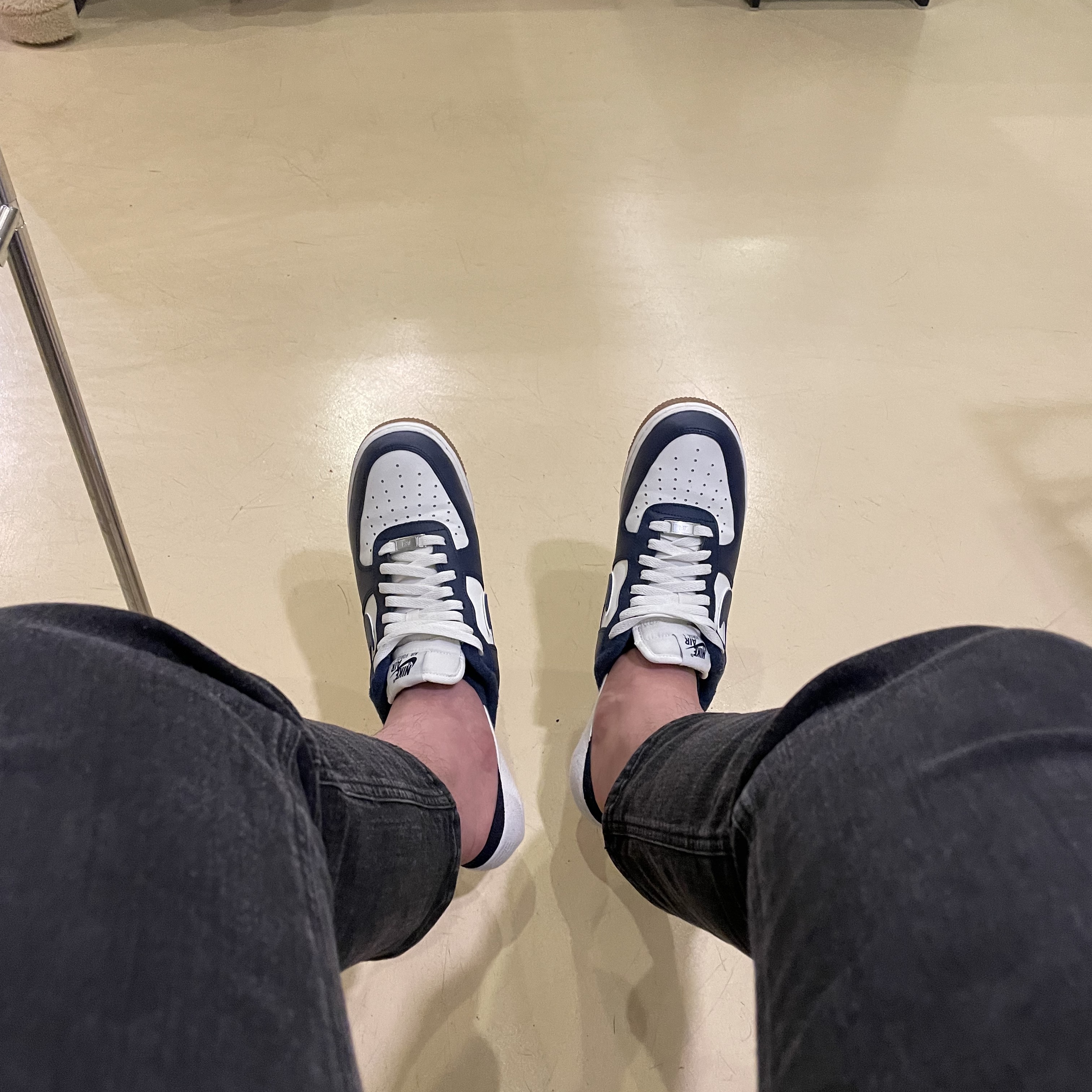 Nike Air Force 1 '07 LV8 Midnight Navy 착용 스타일