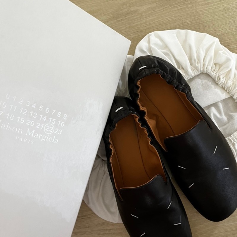 (W) Maison Margiela Kiki Slip-On Shoes Black 착용 스타일