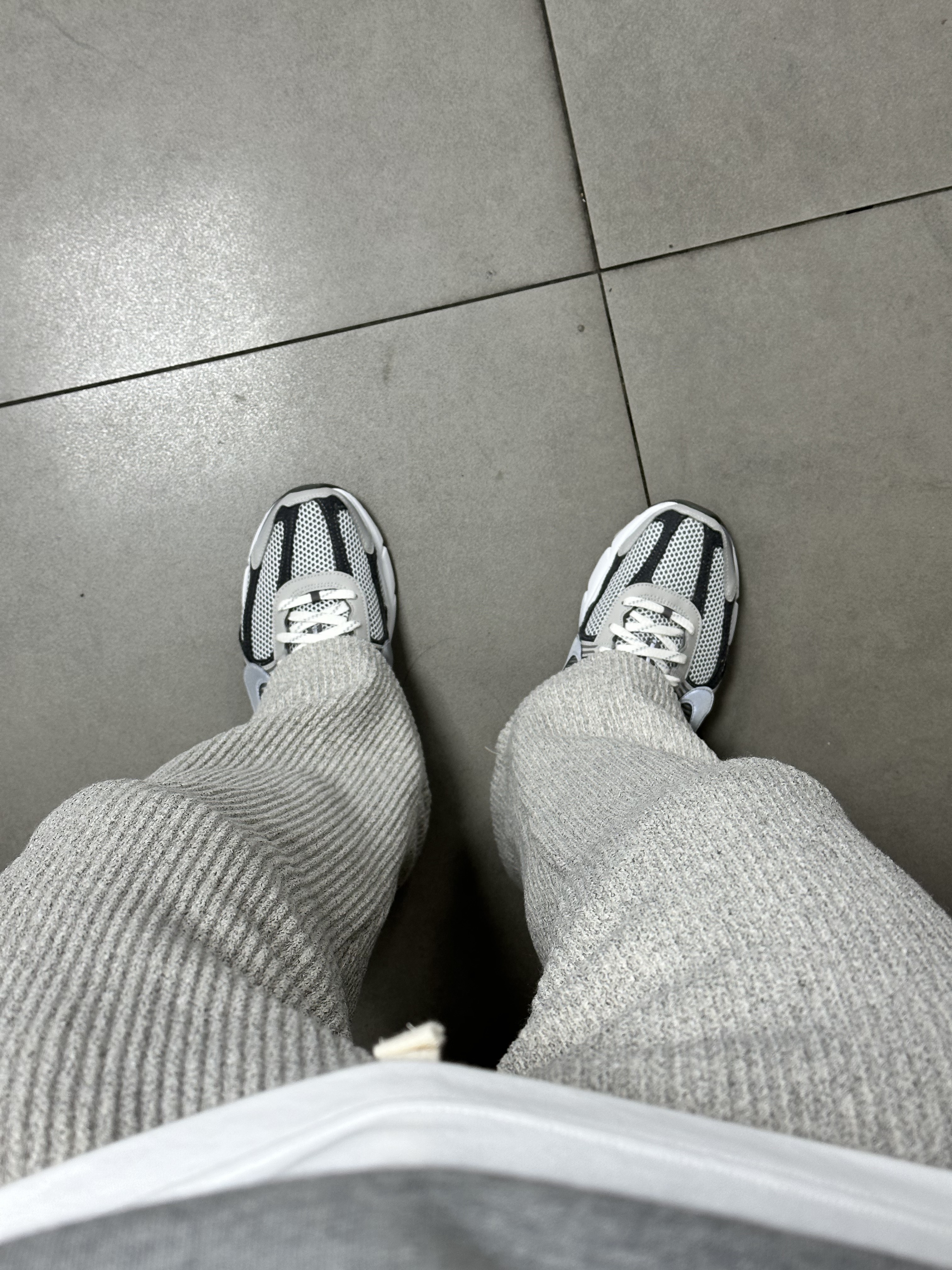 Nike Zoom Vomero 5 PRM Light Iron Ore and Flat Fewter, Nike NRG Solo Swoosh Fleece Hoodie Dark Grey Heather - Asia 착용 스타일 - 2