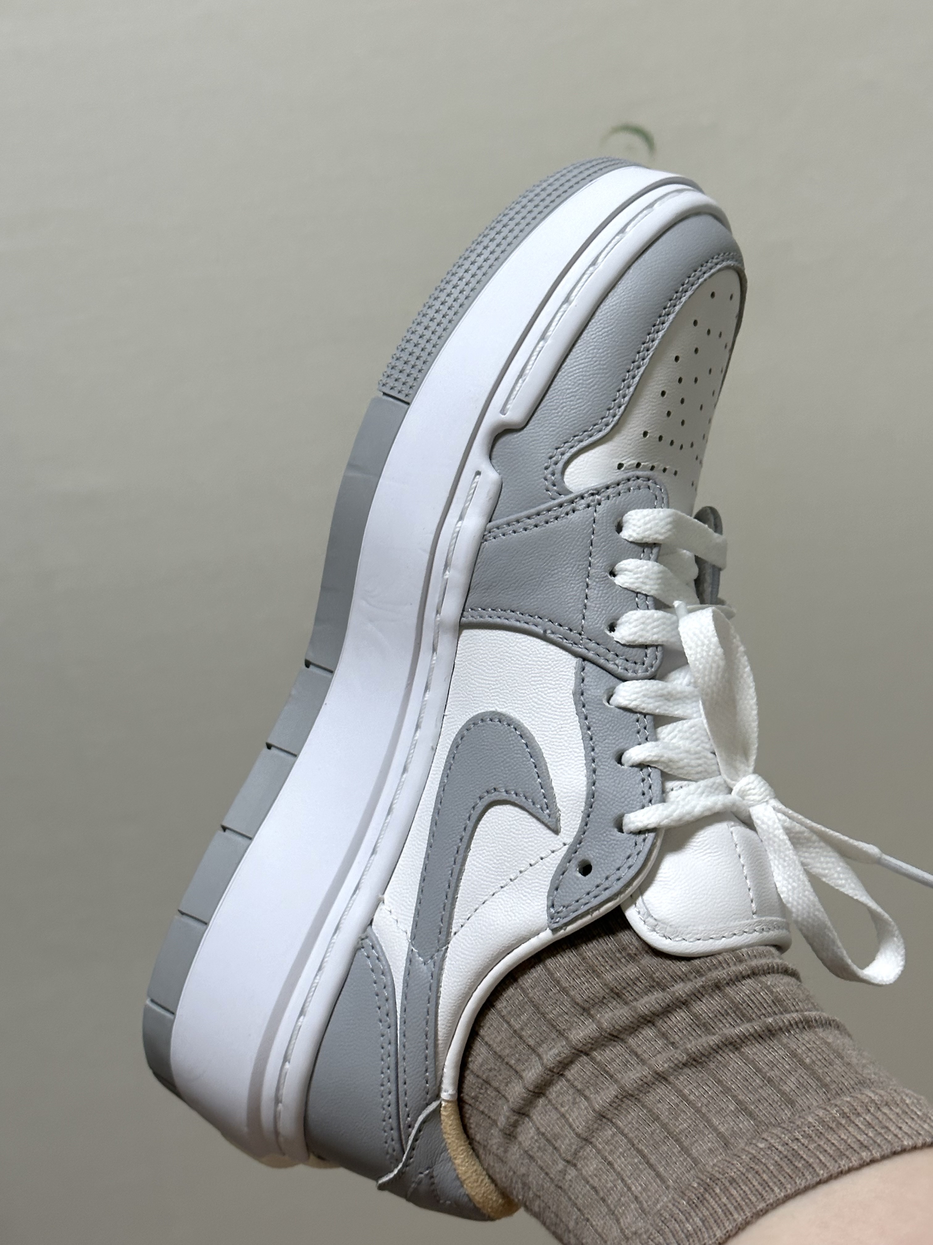 (W) Jordan 1 Elevate Low White and Wolf Grey 착용 스타일 - 1