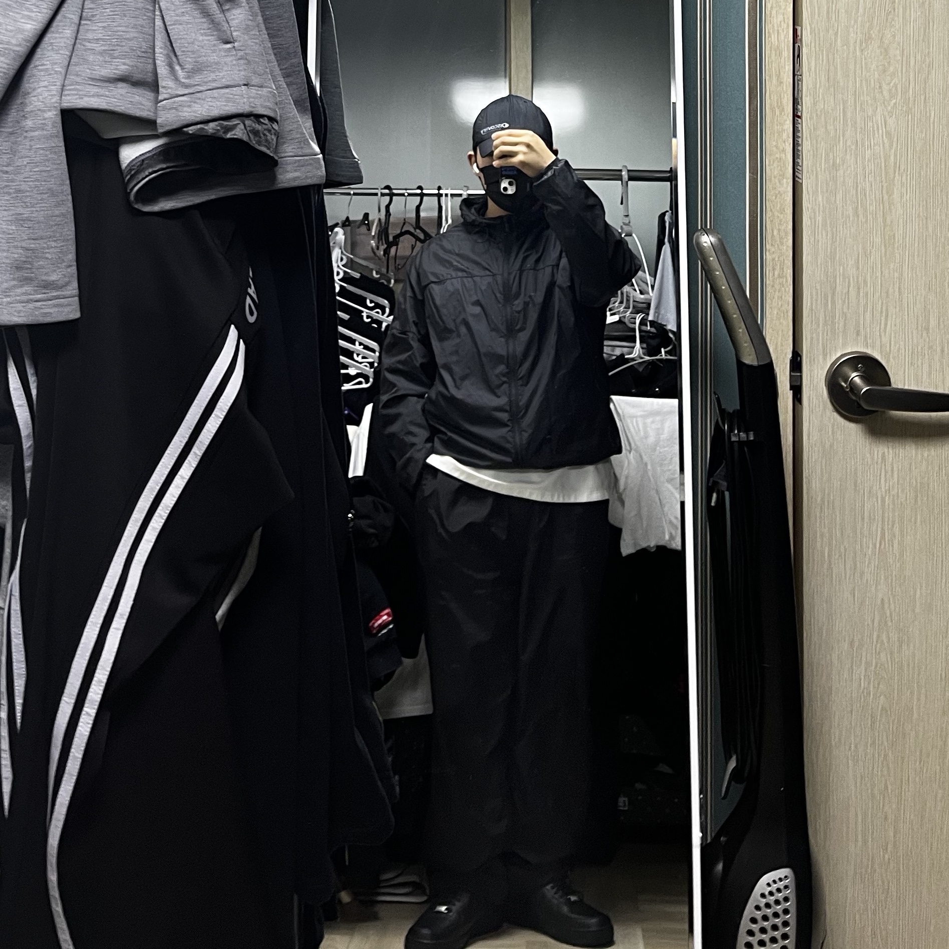 Nike Air Force 1 '07 Low Triple Black 착용 스타일